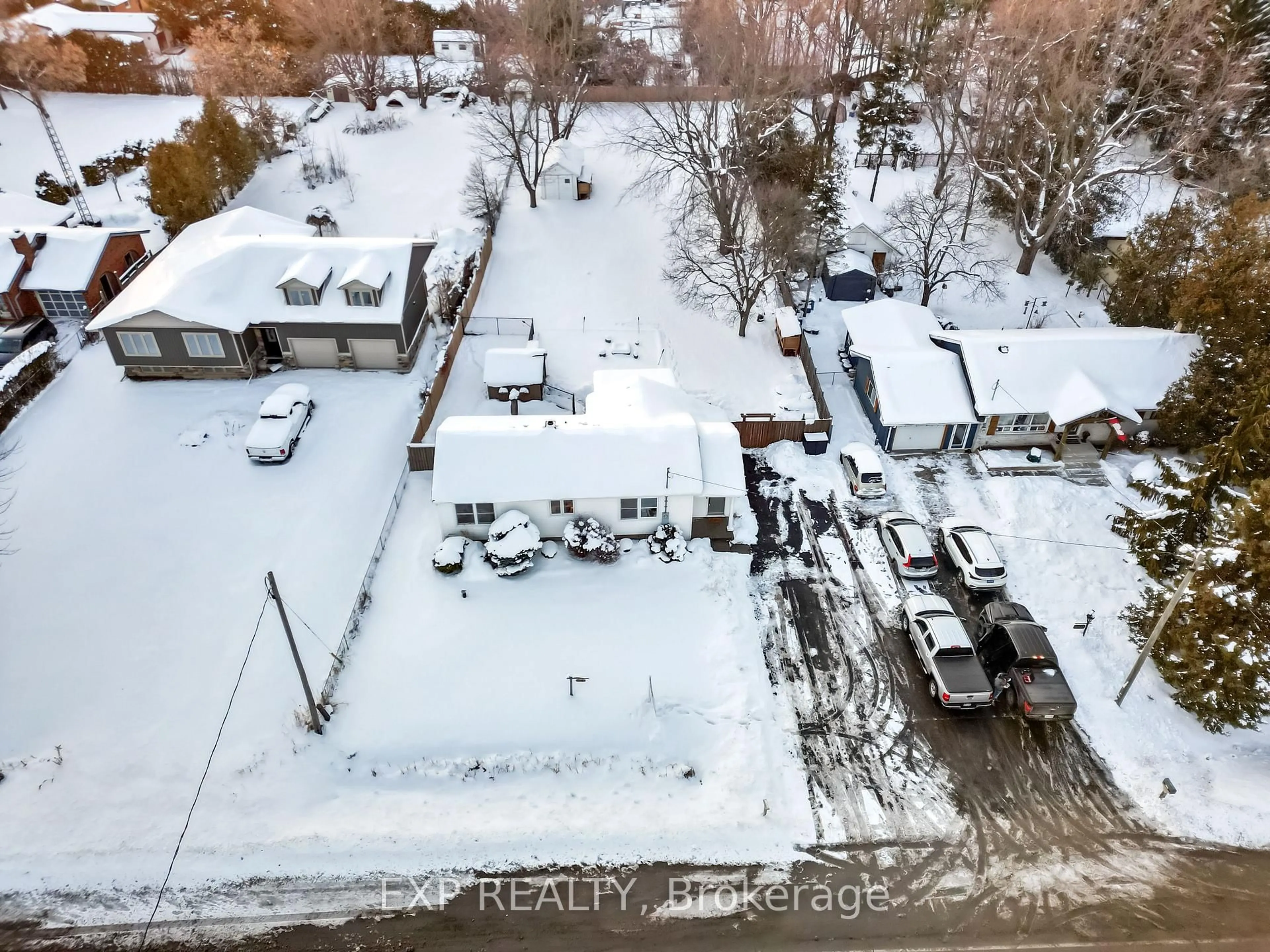 A pic from outside/outdoor area/front of a property/back of a property/a pic from drone, street for 5051 WELLINGTON Rd, London South Ontario N6E 3X9