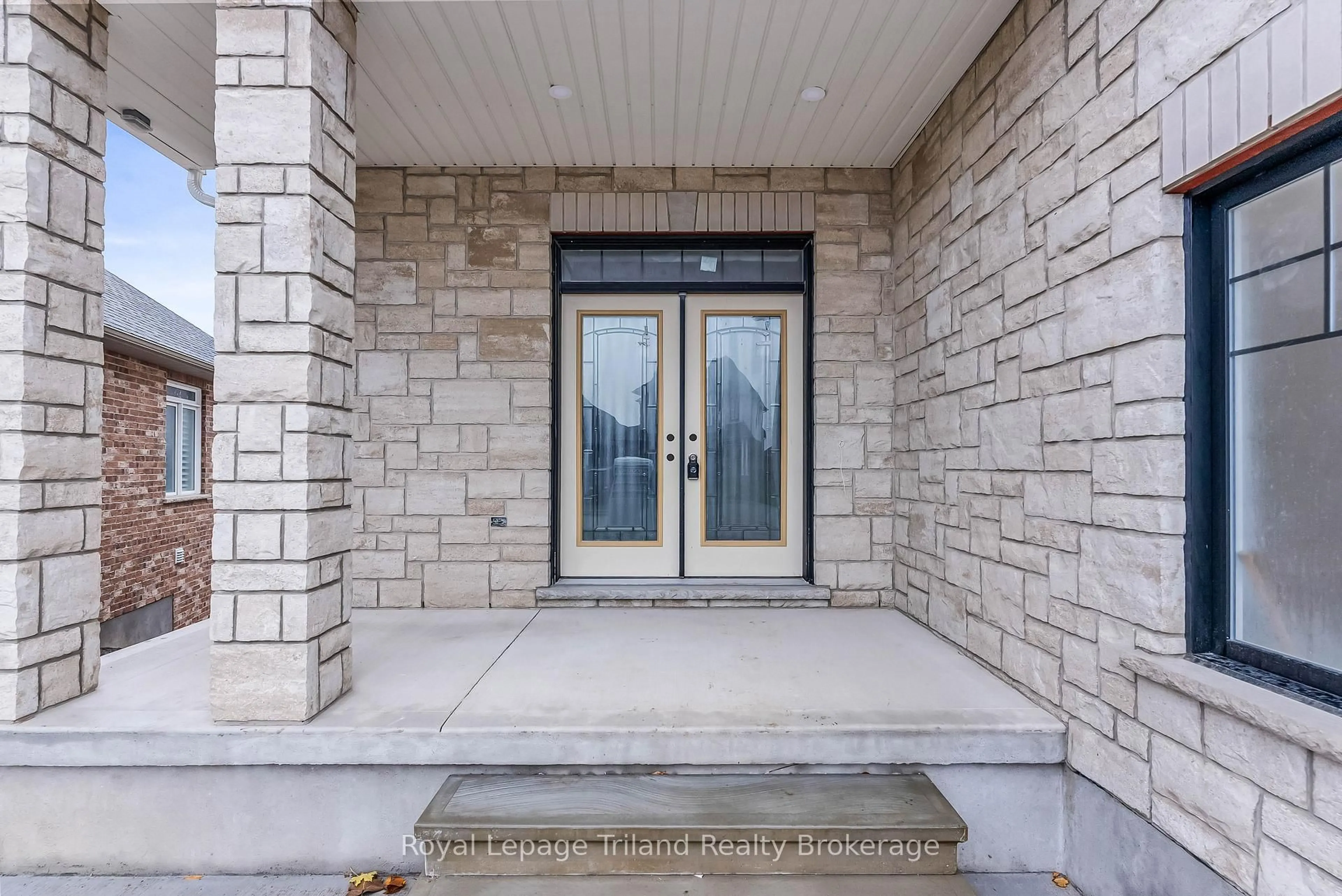 Indoor entryway for 1248 Caen Ave, Woodstock Ontario N4T 0J4