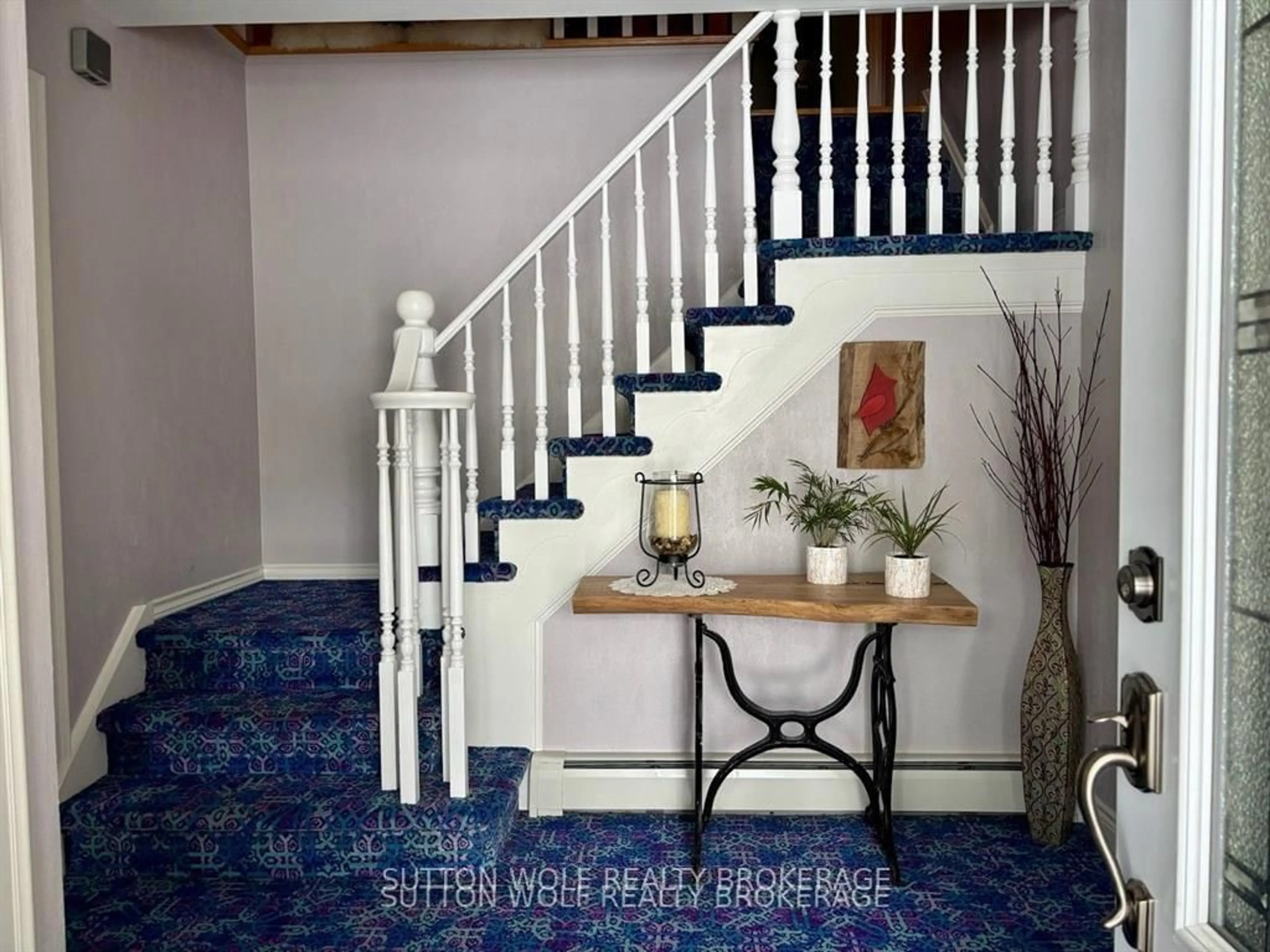 Indoor entryway for 315 Caradoc St, Strathroy-Caradoc Ontario N7G 2N1