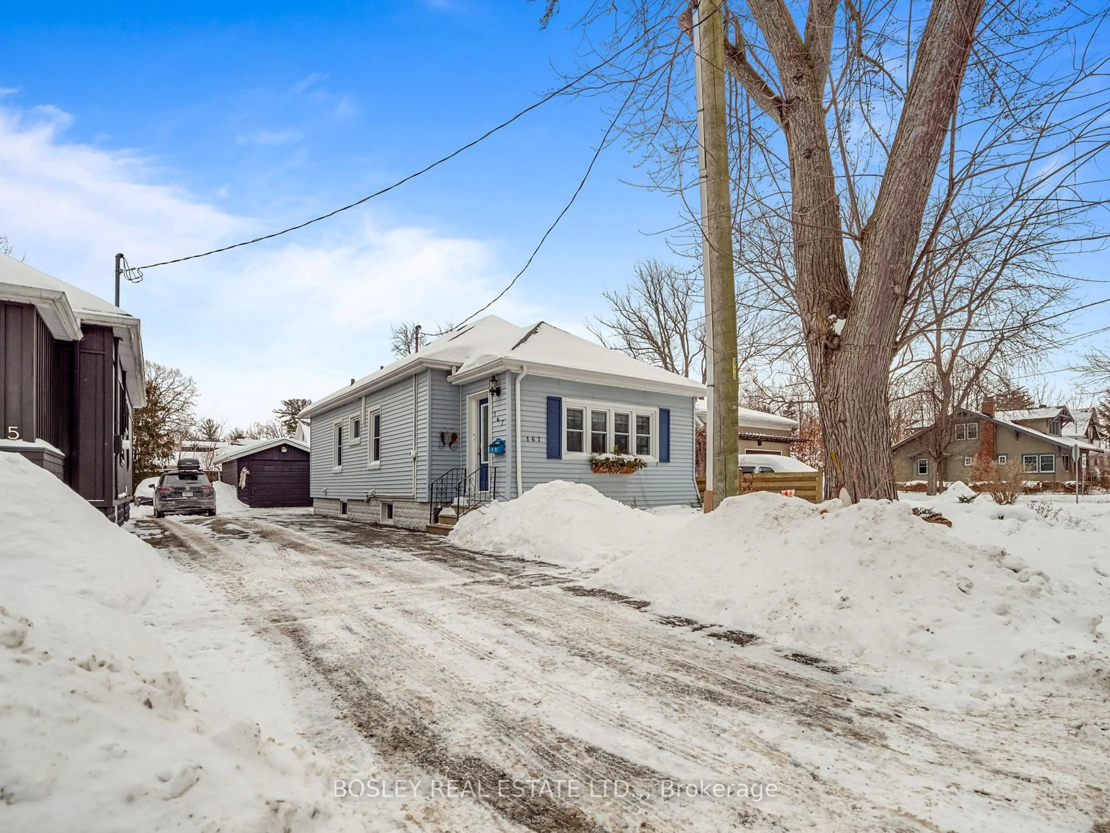A pic from outside/outdoor area/front of a property/back of a property/a pic from drone, street for 167 Main St, St. Catharines Ontario L2N 4V6