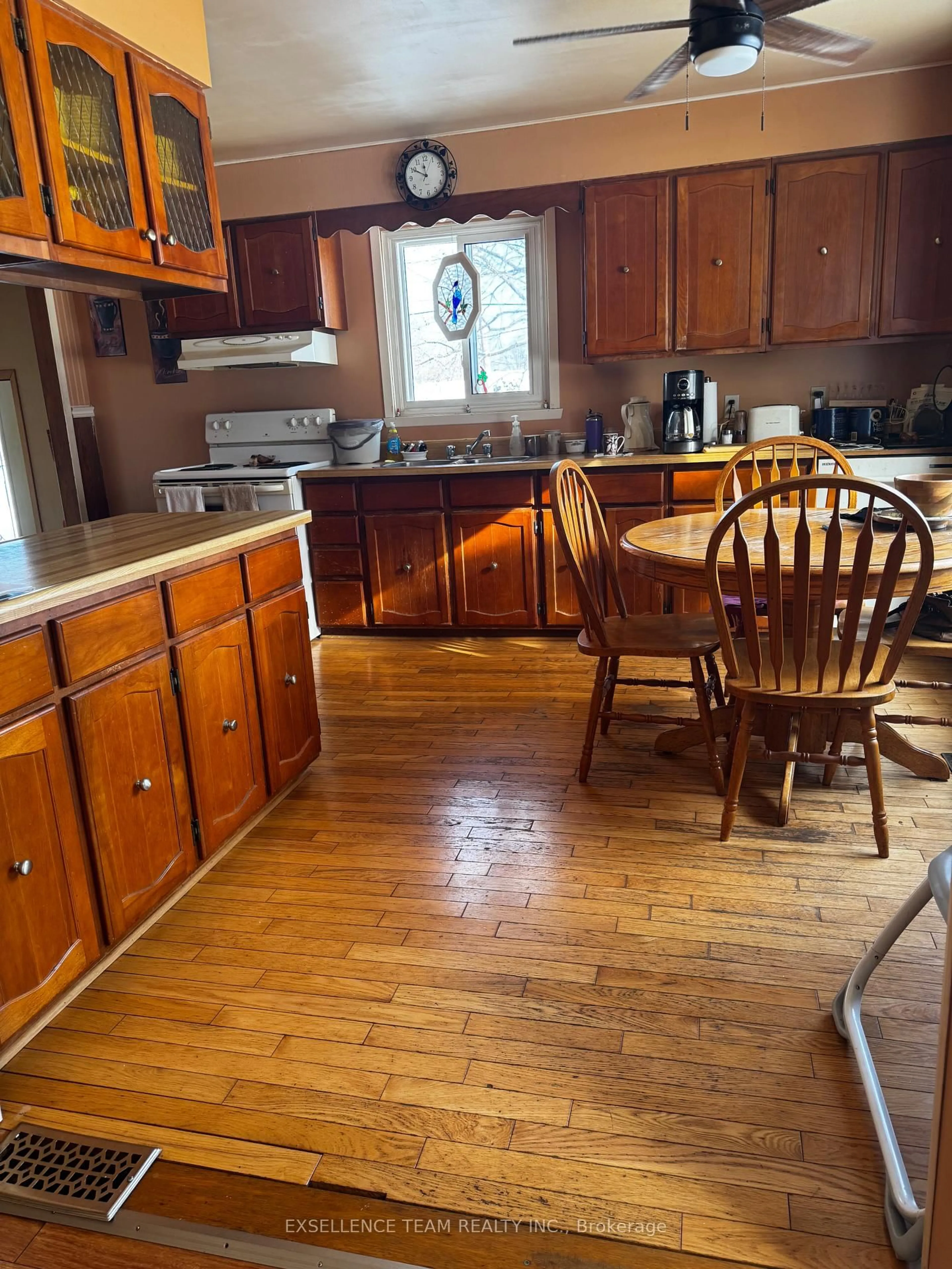 Standard kitchen, wood/laminate floor for 1300 Gallinger Ave, Cornwall Ontario K6J 4T5