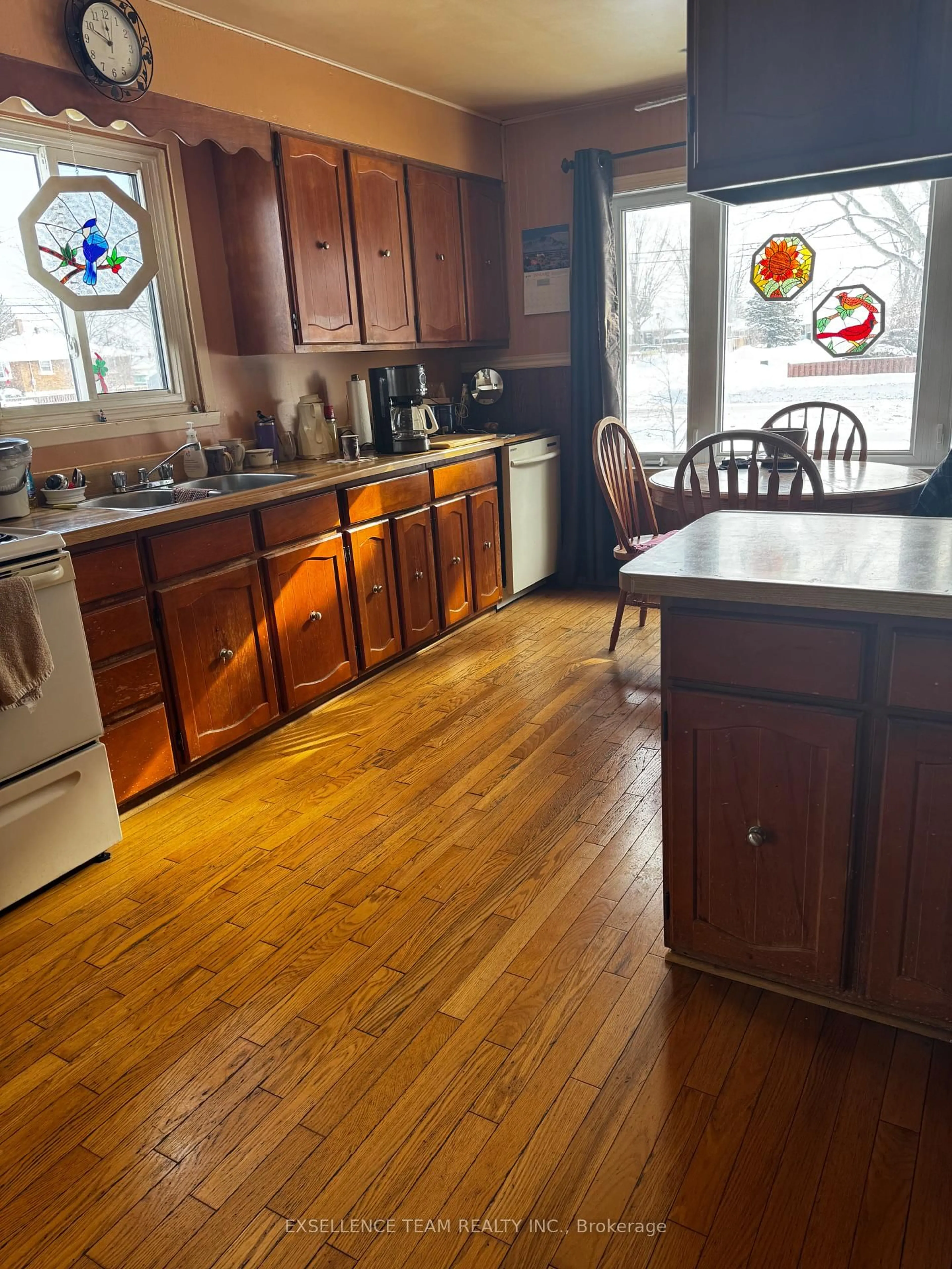 Open concept kitchen, wood/laminate floor for 1300 Gallinger Ave, Cornwall Ontario K6J 4T5