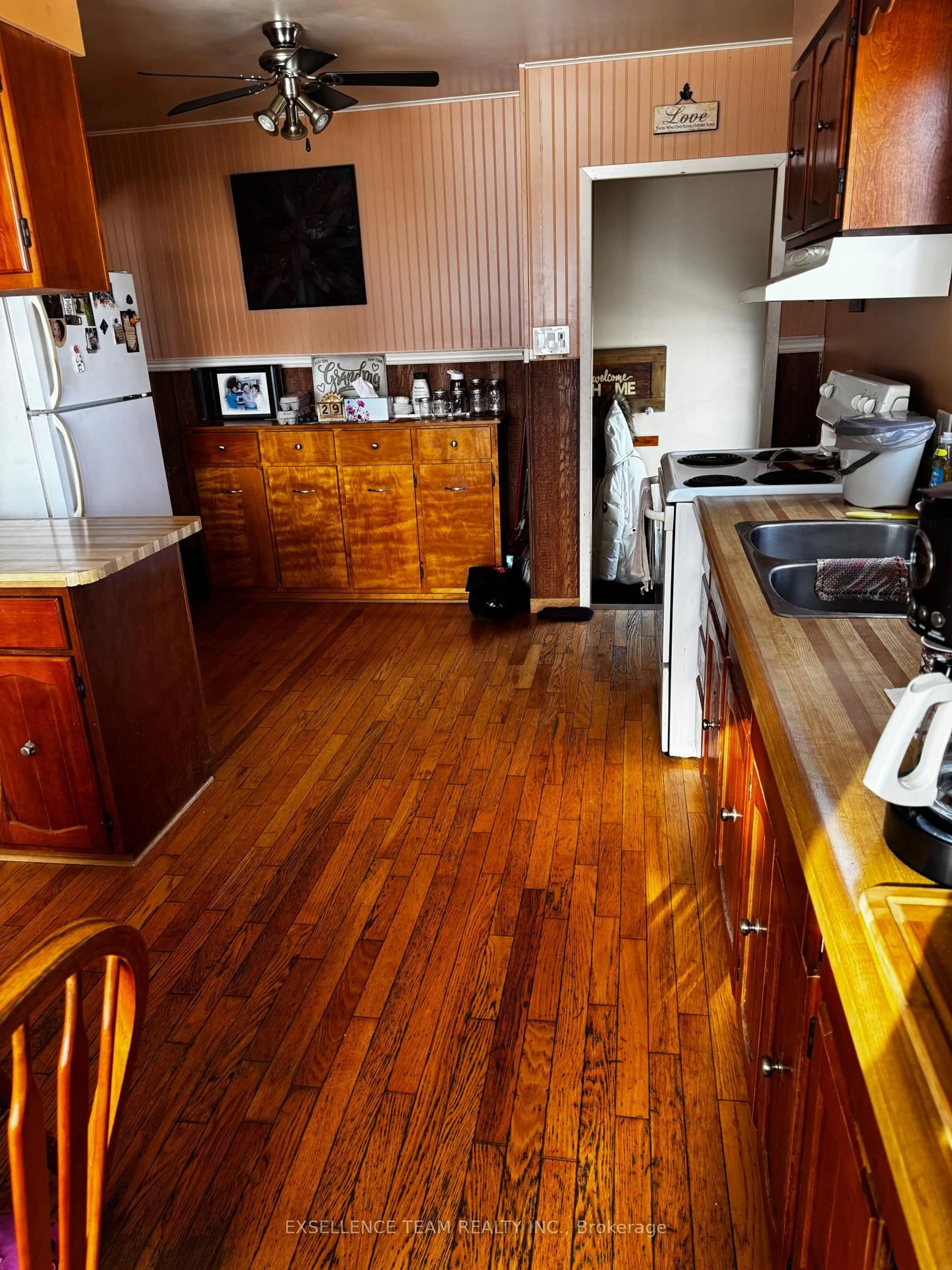 Standard kitchen, wood/laminate floor for 1300 Gallinger Ave, Cornwall Ontario K6J 4T5