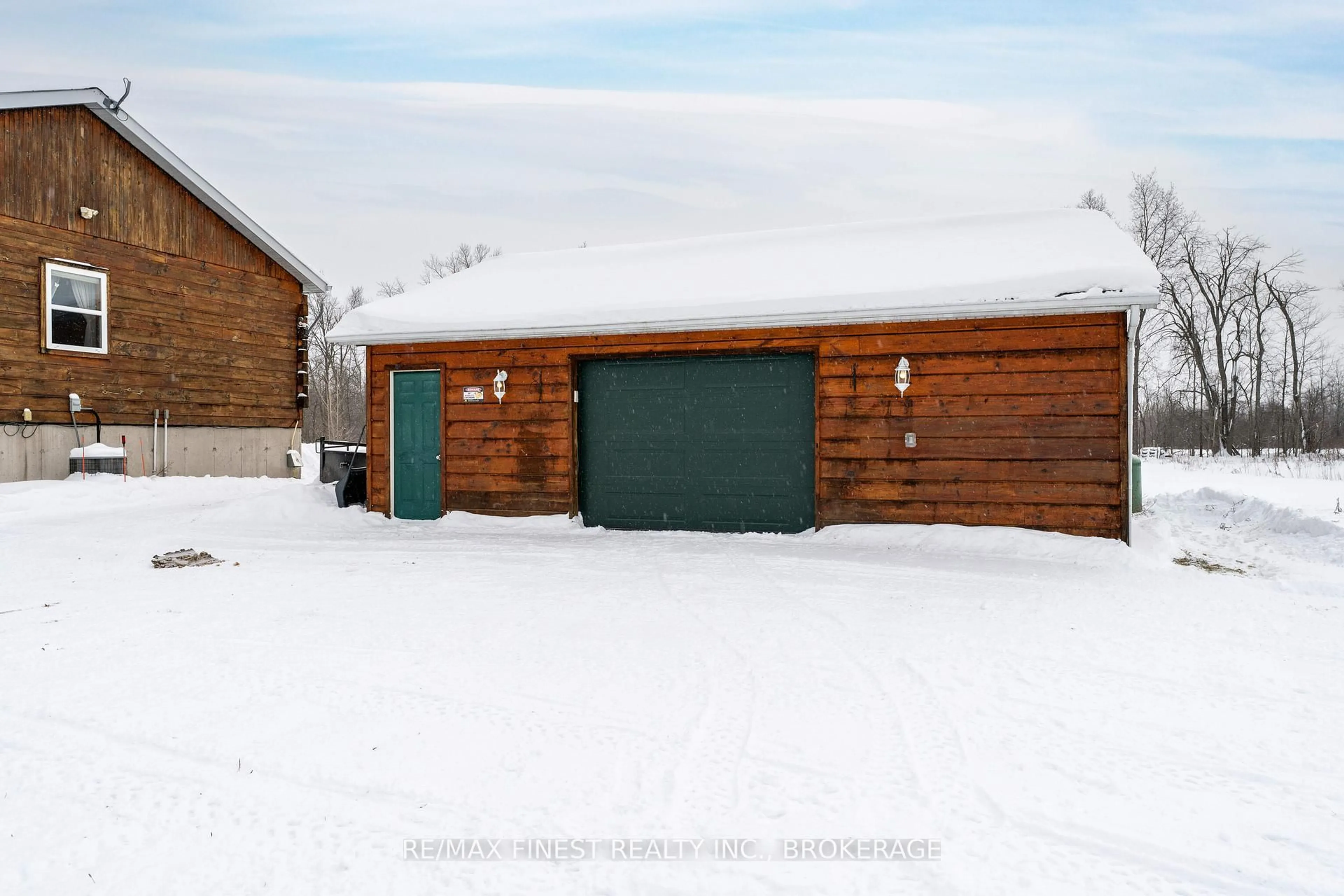 Indoor garage for 404 Dean Smith Rd, Perth Road Ontario K0H 2L0