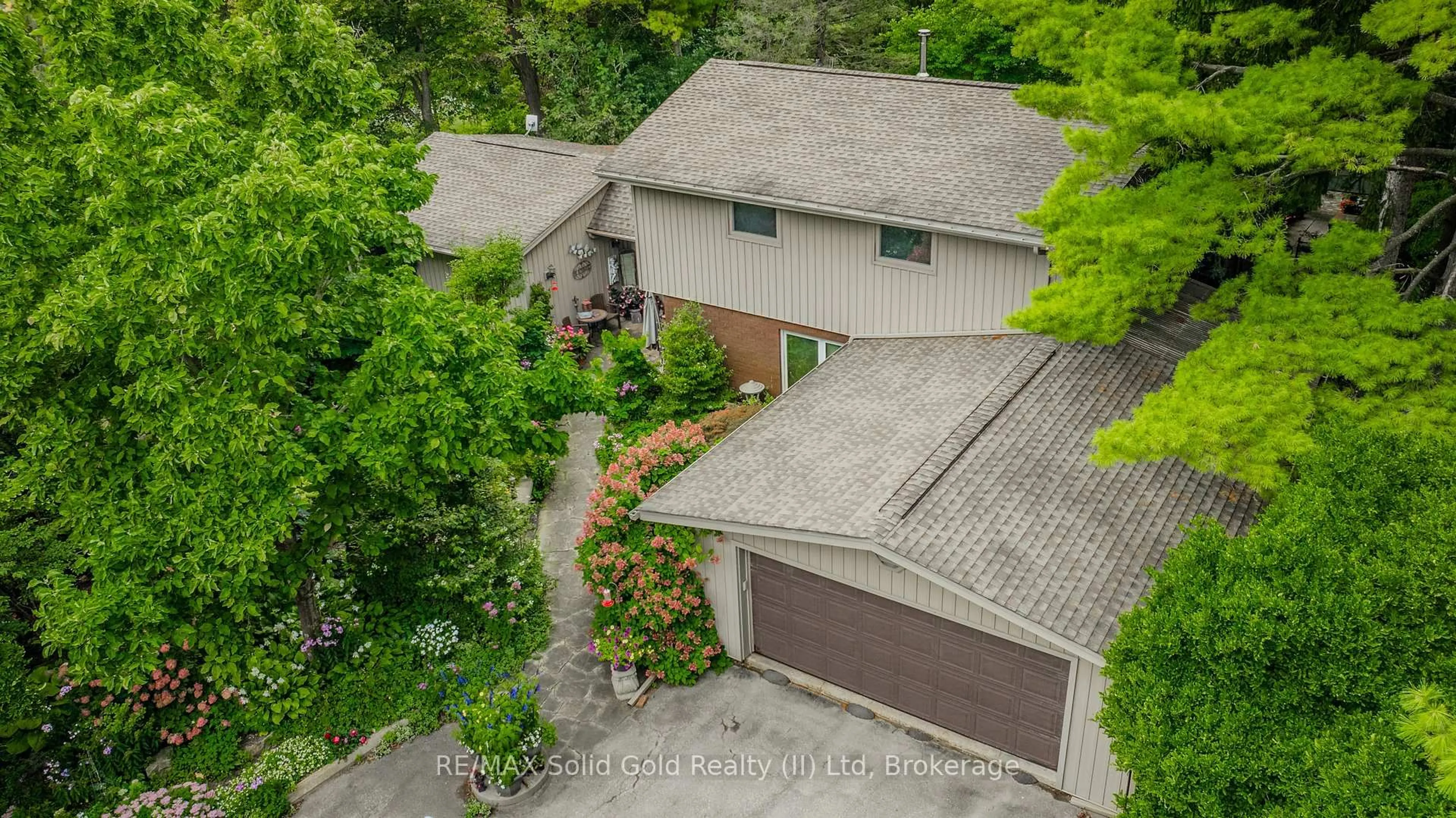 A pic from outside/outdoor area/front of a property/back of a property/a pic from drone, street for 111 Grandview Dr, Woolwich Ontario N0B 1N0