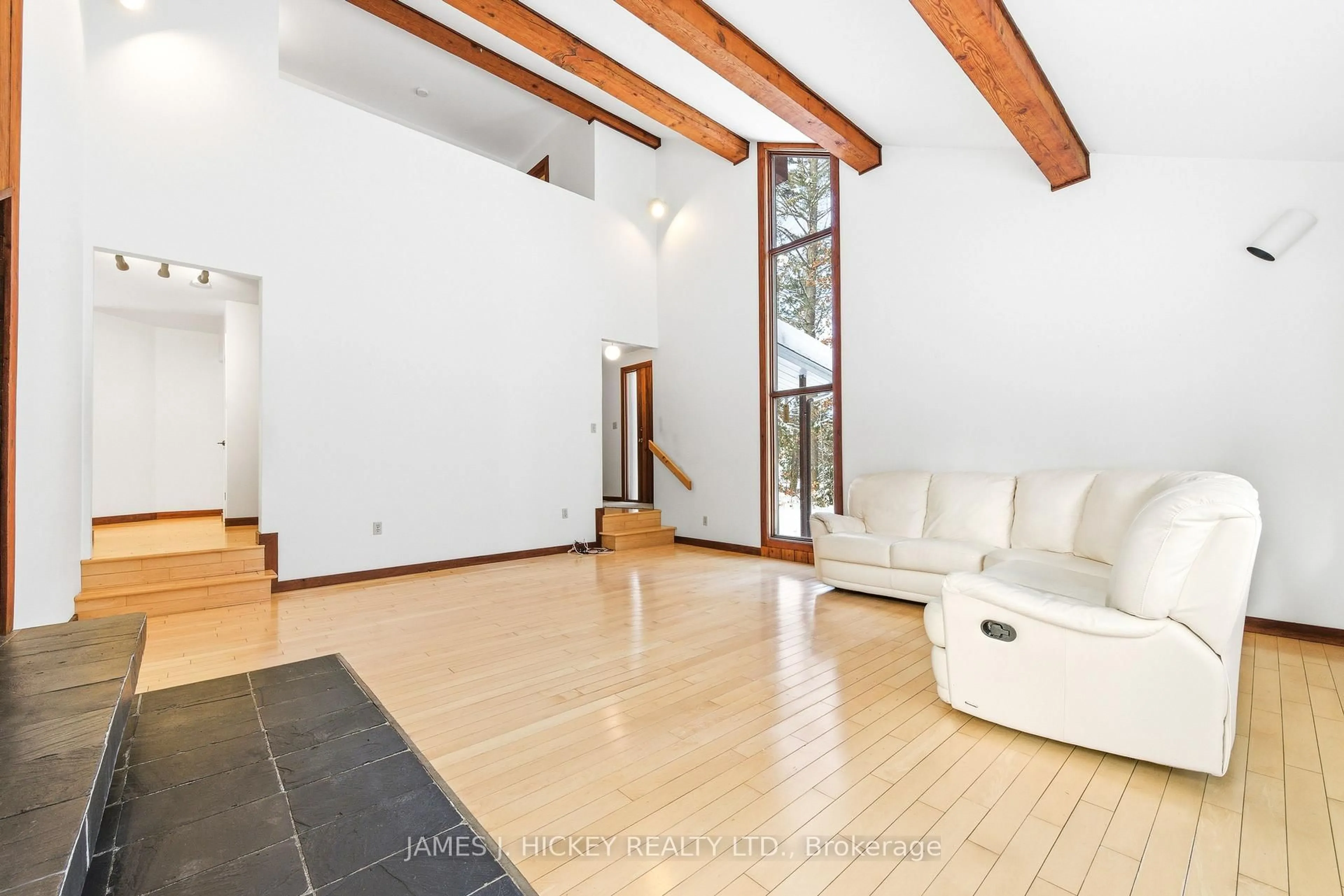 Indoor foyer for 120 Wylie Rd, Deep River Ontario K0J 1P0