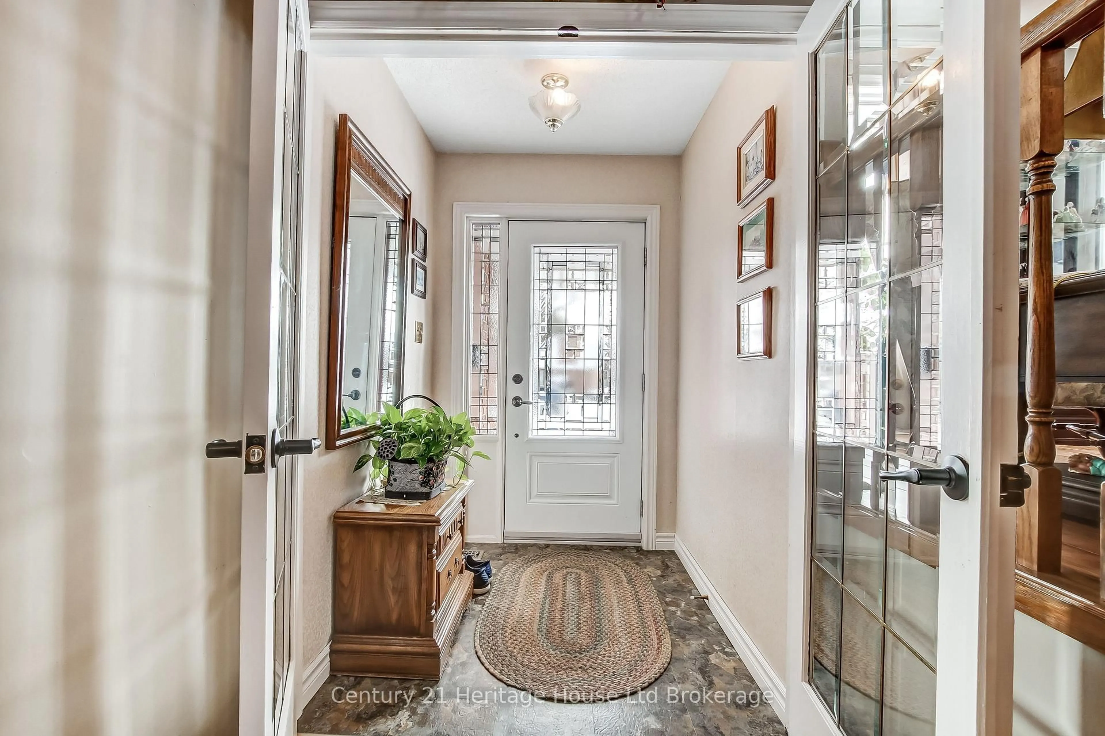 Indoor entryway for 11 John Davies Dr, Woodstock Ontario N4T 1M9