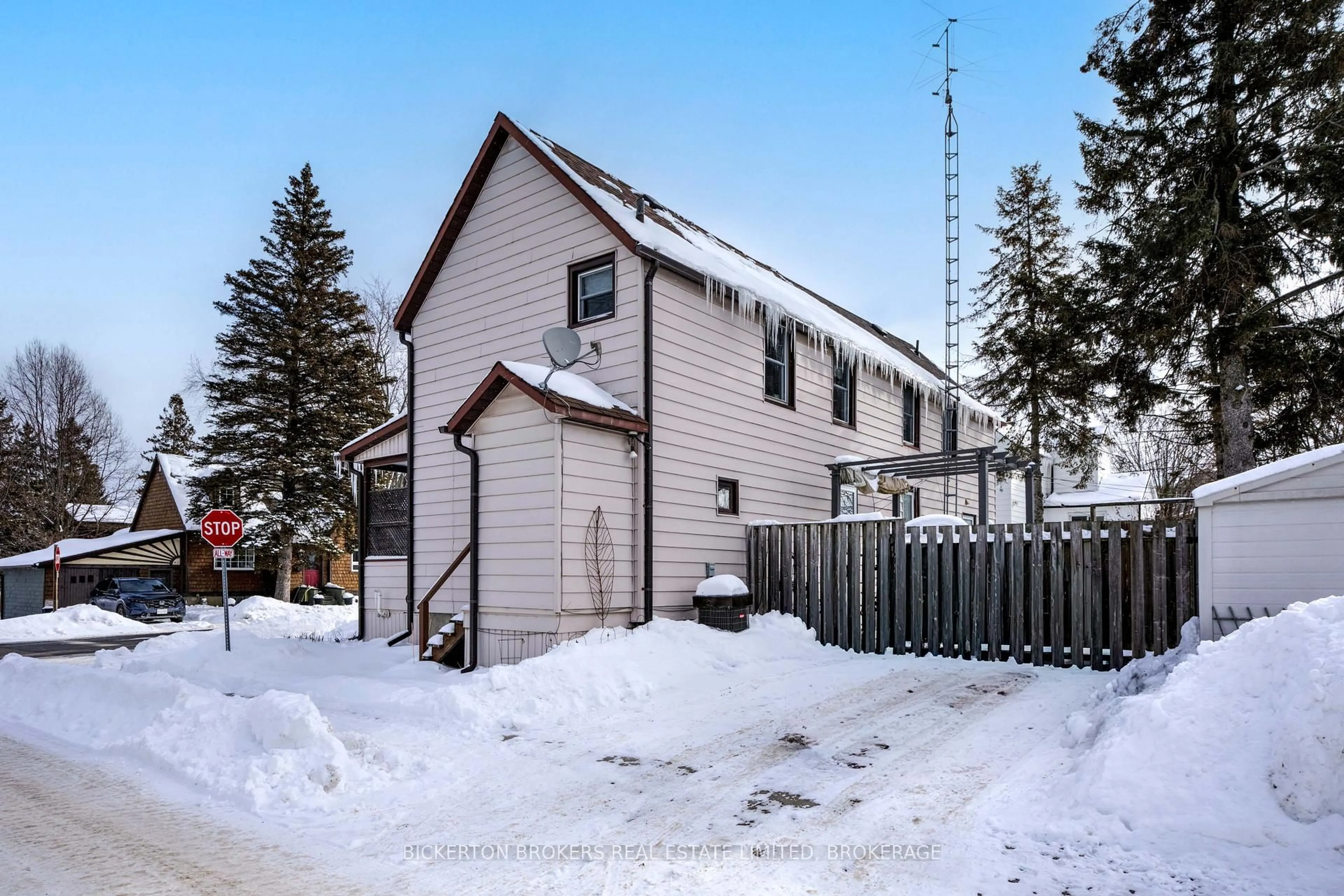 A pic from outside/outdoor area/front of a property/back of a property/a pic from drone, street for 292 William St, Gananoque Ontario K7G 1S5