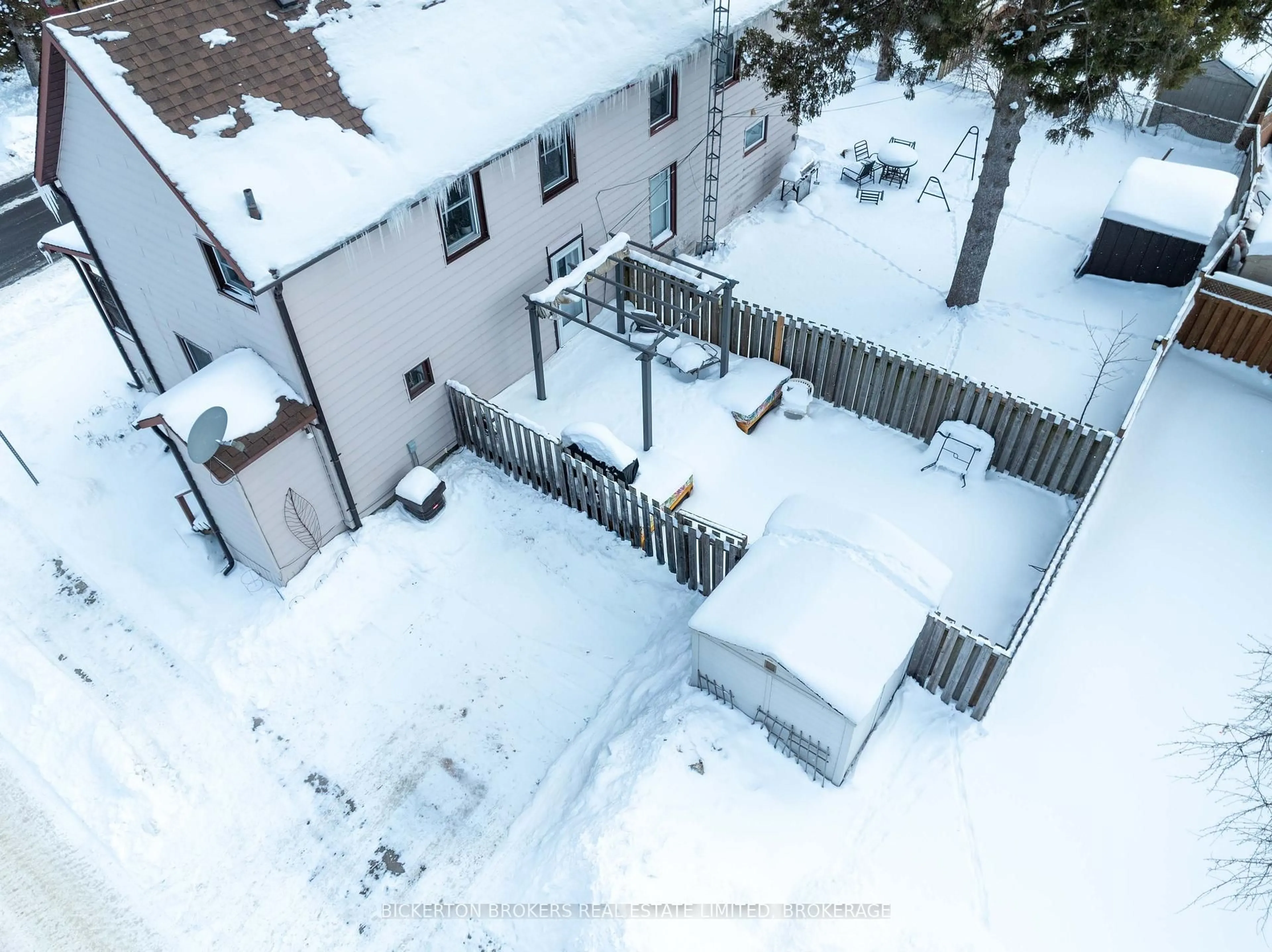 A pic from outside/outdoor area/front of a property/back of a property/a pic from drone, street for 292 William St, Gananoque Ontario K7G 1S5