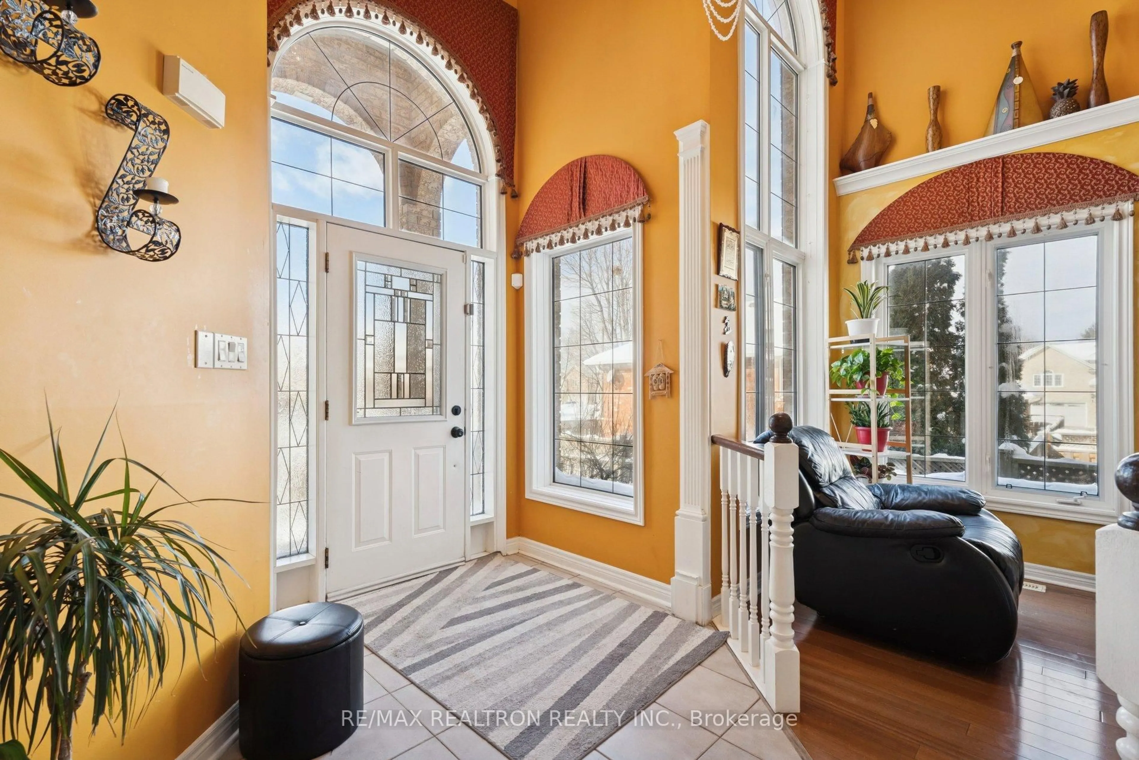 Indoor entryway for 11 Redtail Cres, Hamilton Ontario L9B 2R6