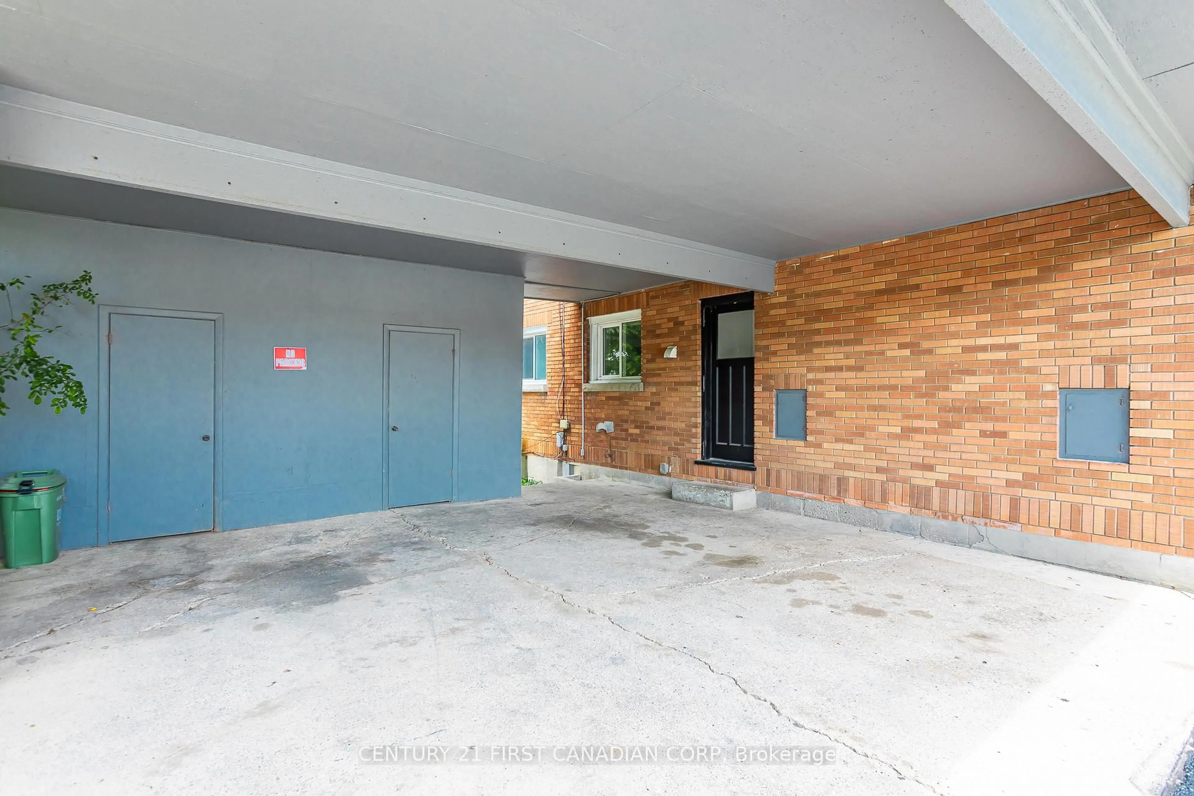 Indoor garage for 664 Cheapside St, London East Ontario N5Y 3Y2