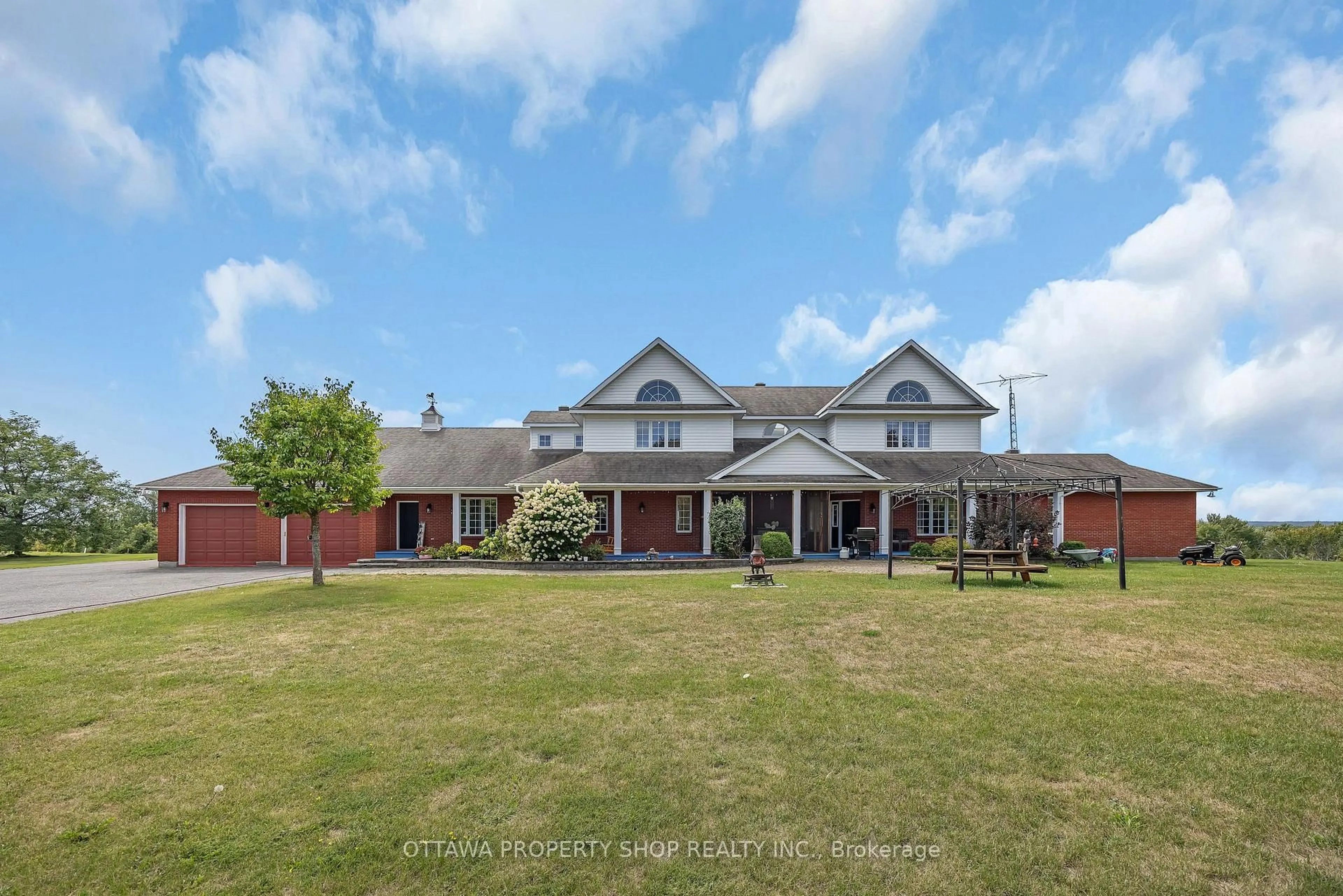 A pic from outside/outdoor area/front of a property/back of a property/a pic from drone, building for 3057 Greenland Rd, Ottawa Ontario K0A 1T0
