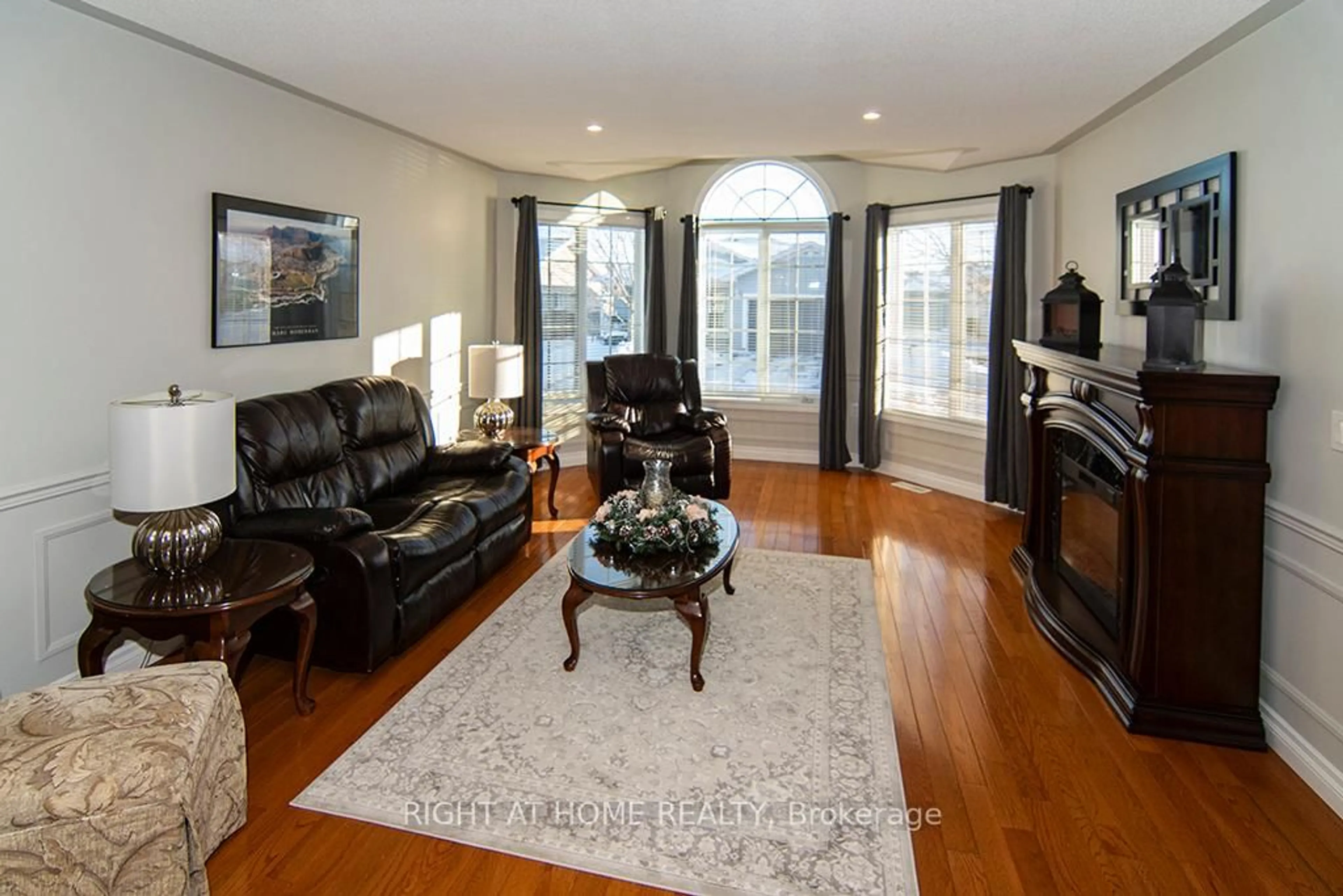 Living room with furniture, wood/laminate floor for 156 Gracehill Cres, Hamilton Ontario L8B 1A5