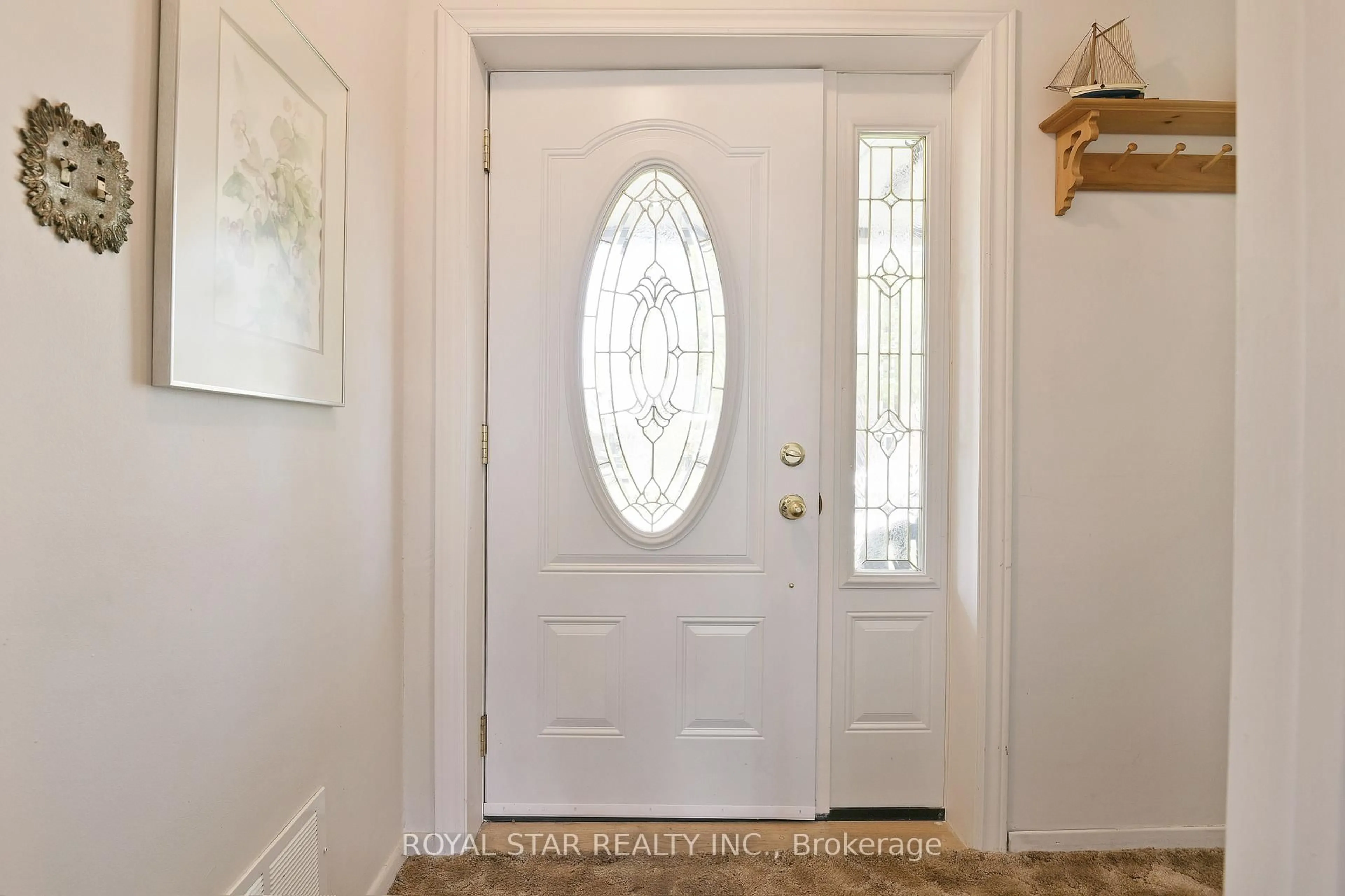 Indoor entryway for 84 St Claire Ave, Ottawa Ontario K2G 2A6