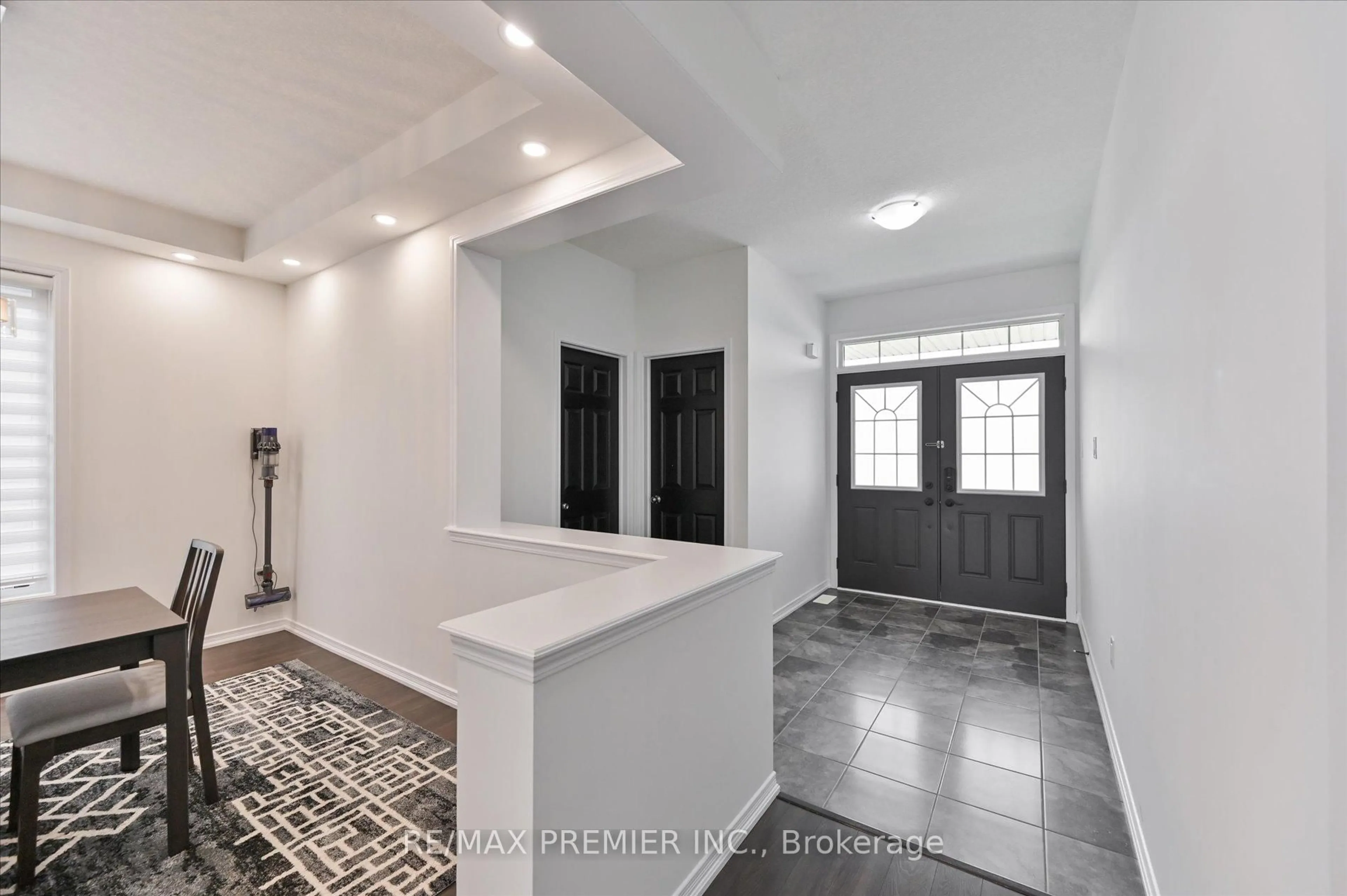 Indoor entryway for 75 Cook St, Hamilton Ontario L0R 1C0