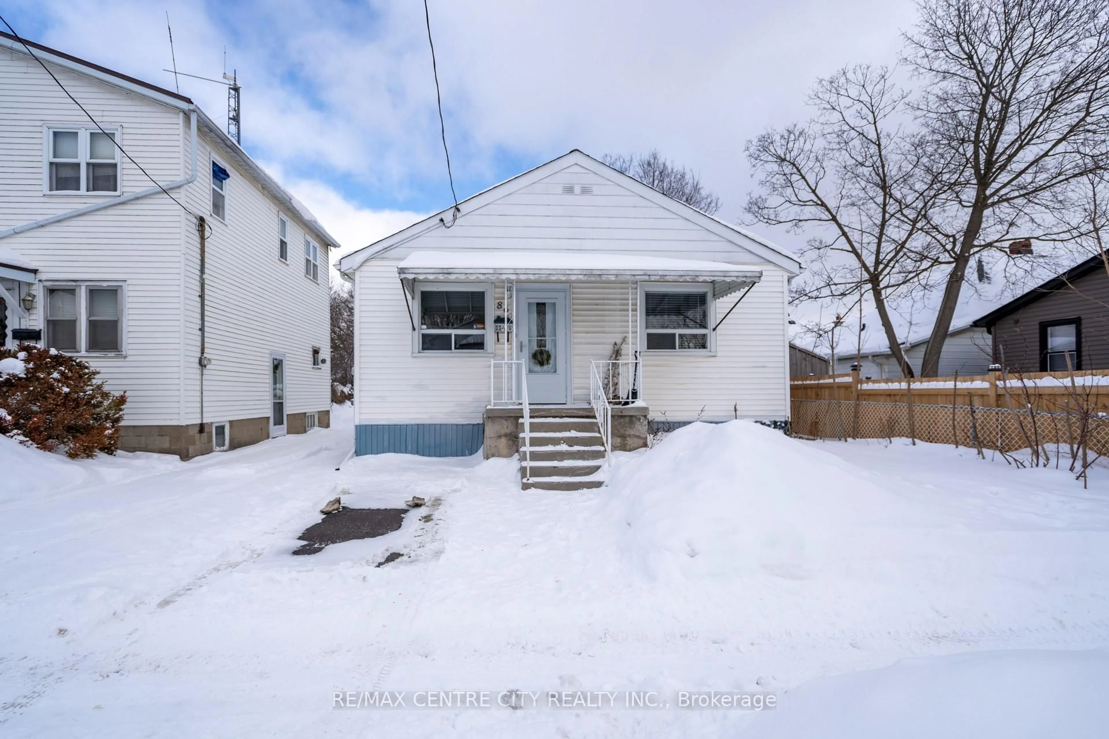 A pic from outside/outdoor area/front of a property/back of a property/a pic from drone, street for 86 Price St, London East Ontario N5Z 2J3