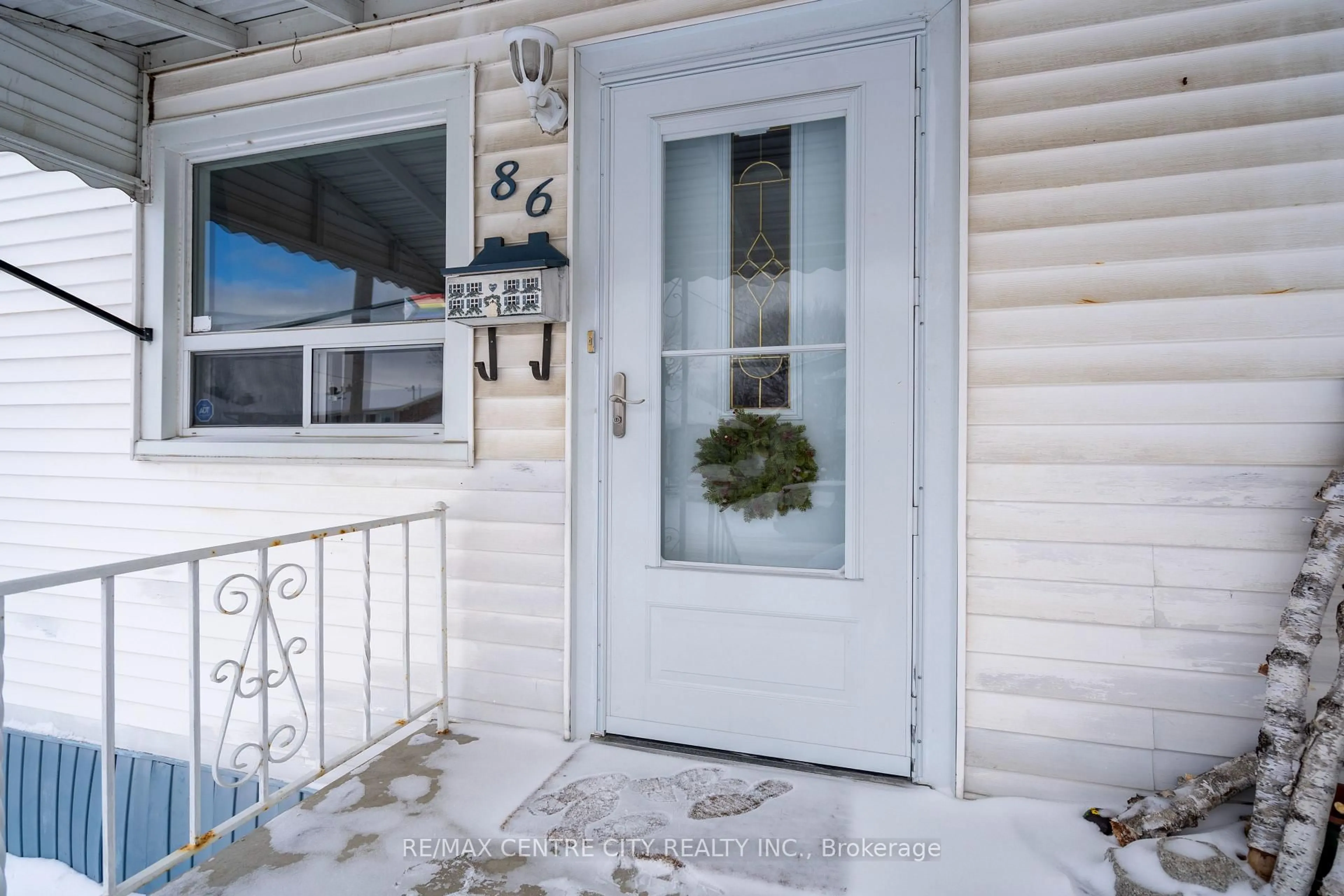 Indoor entryway for 86 Price St, London East Ontario N5Z 2J3