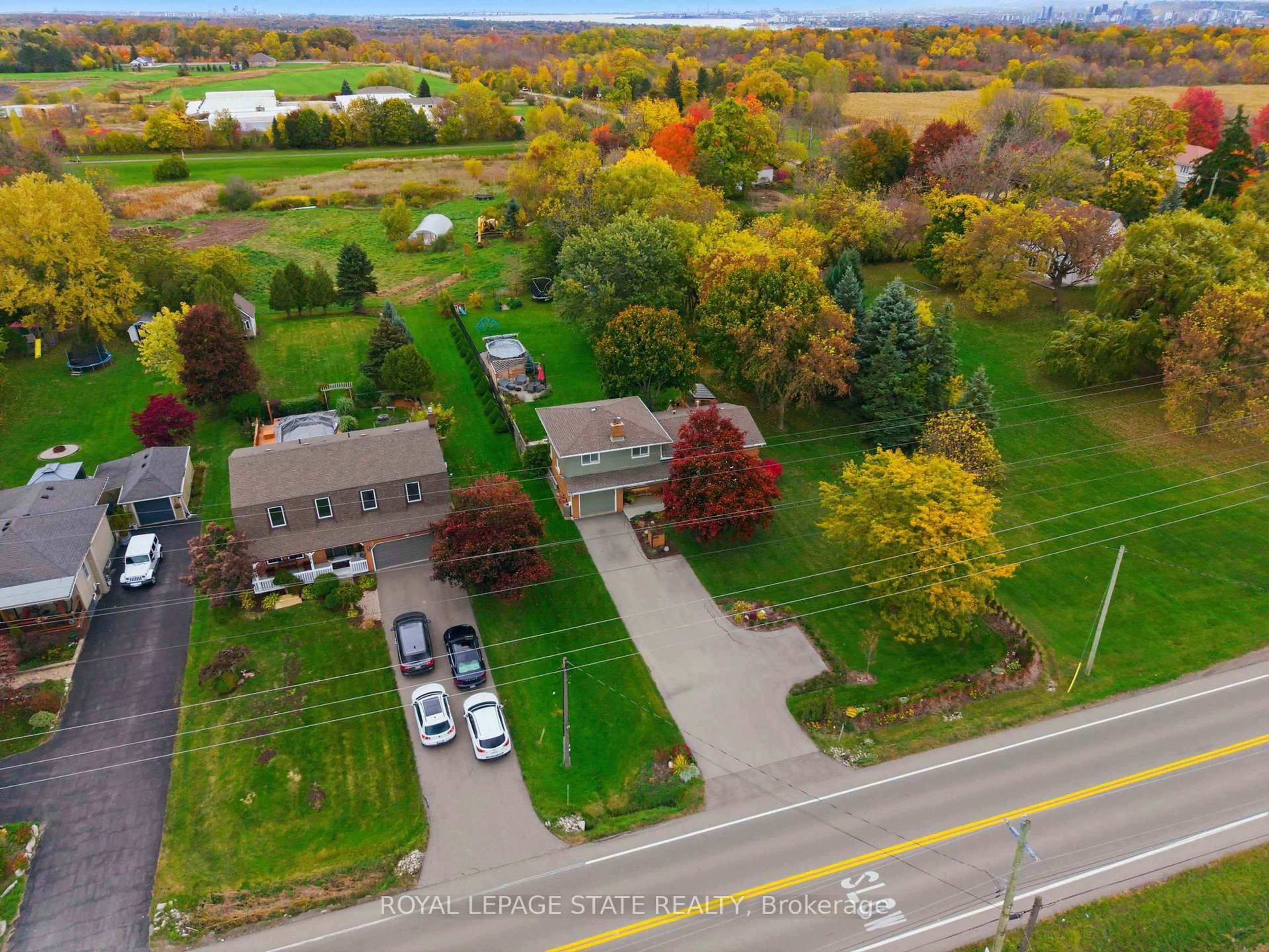 A pic from outside/outdoor area/front of a property/back of a property/a pic from drone, street for 348 Sydenham Rd, Hamilton Ontario L9H 5E2