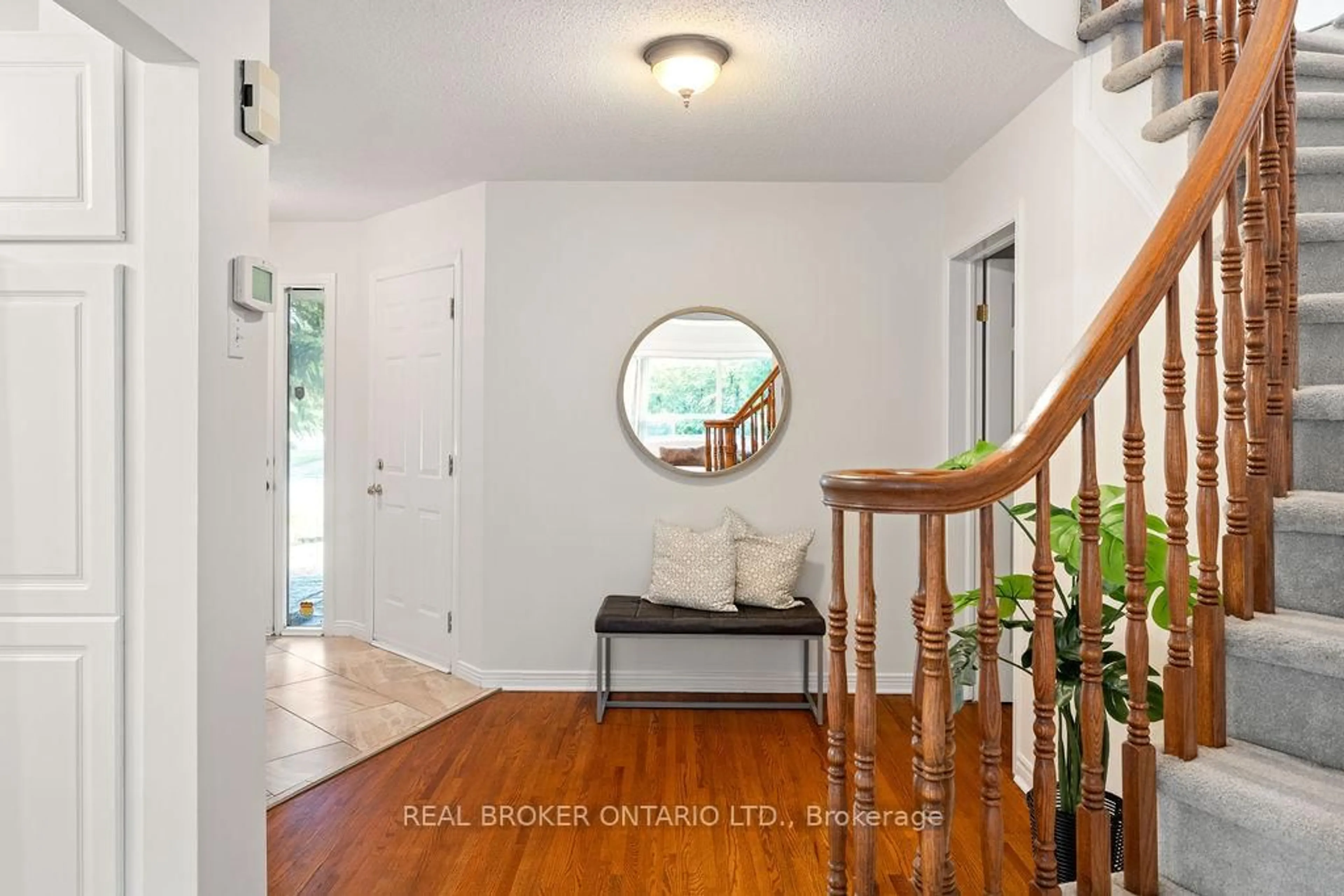 Indoor entryway for 2 Sherring Cres, Ottawa Ontario K2K 2T2