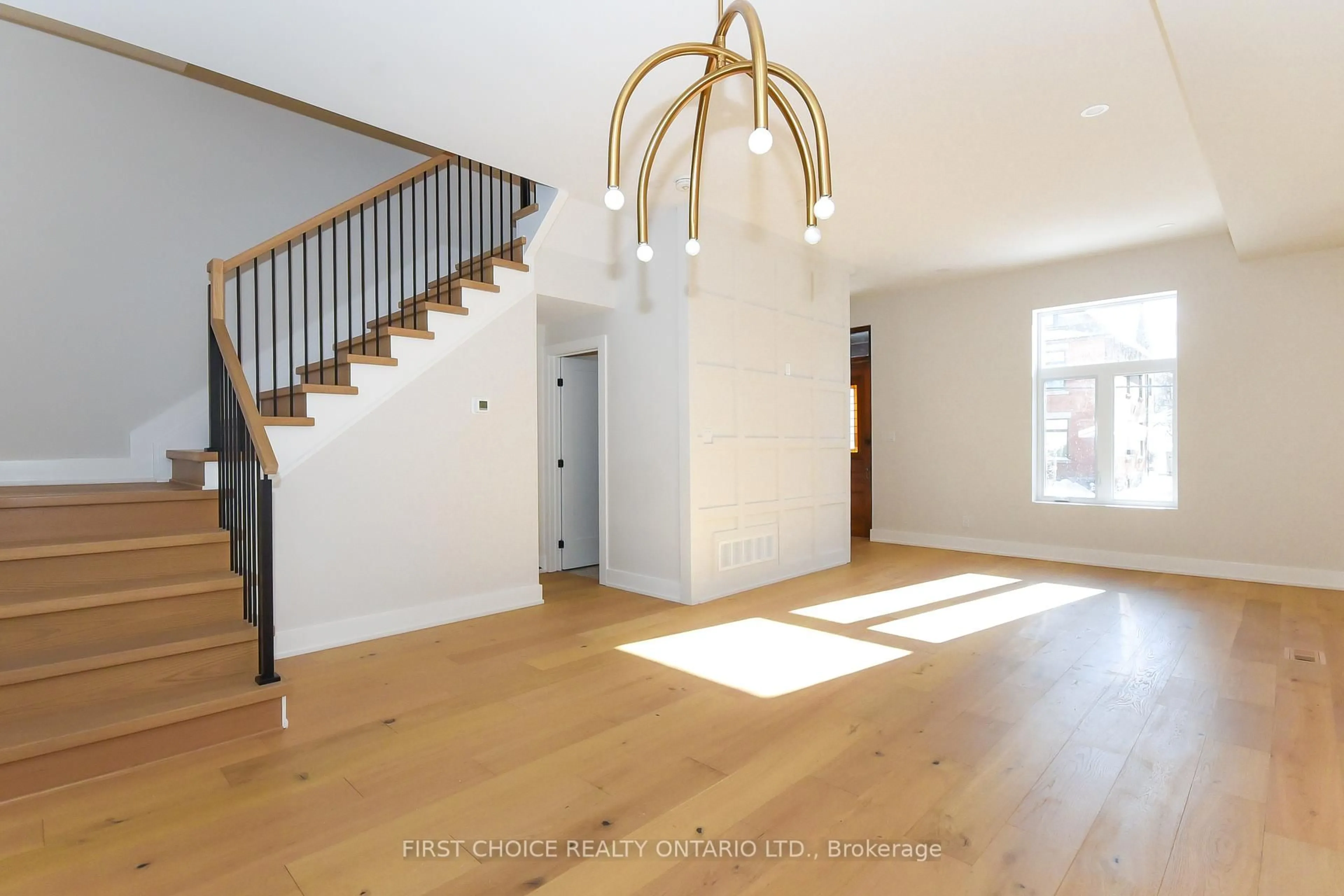 Indoor entryway for 29 Third Ave, Ottawa Ontario K1S 2J5