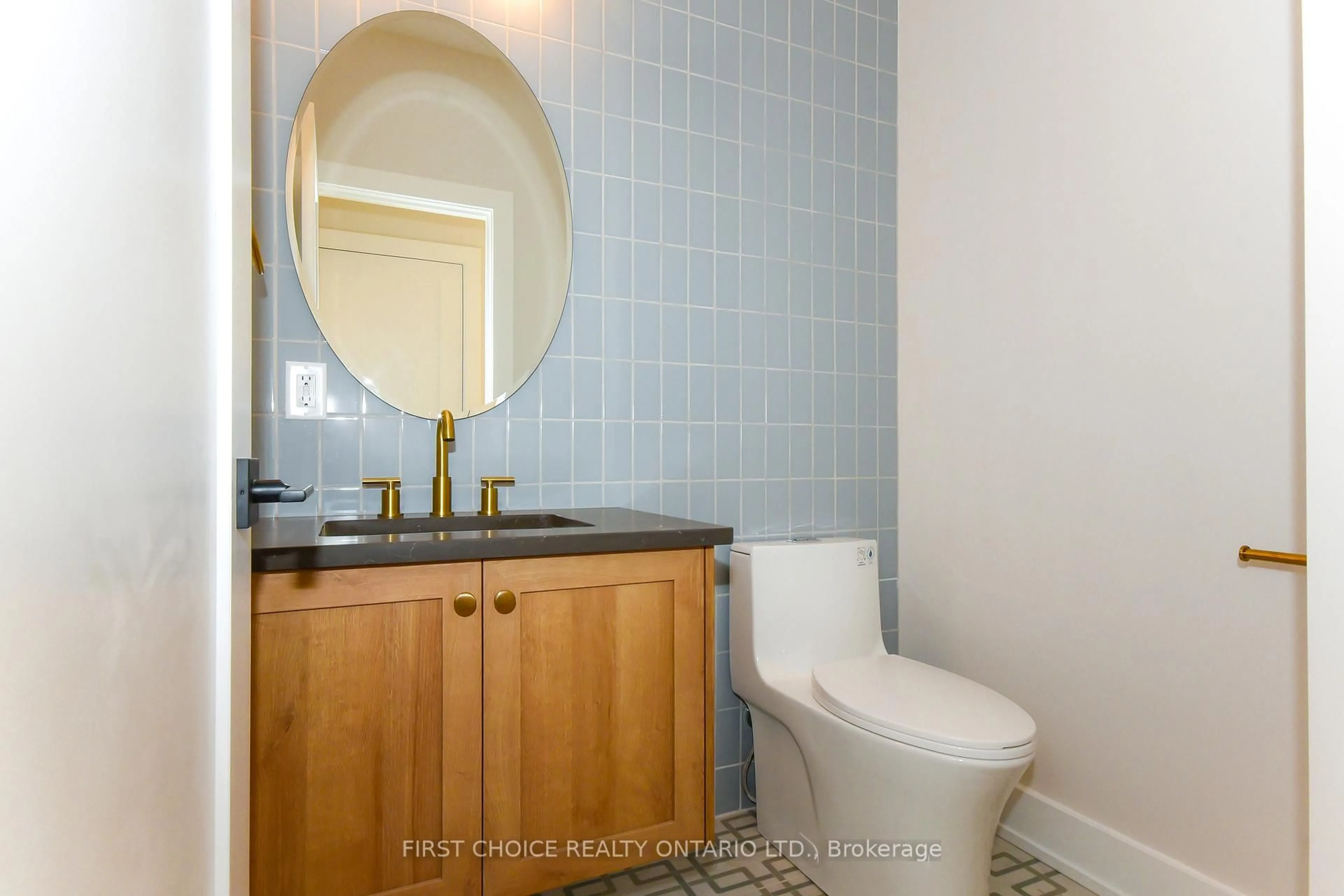 Standard bathroom, ceramic/tile floor for 29 Third Ave, Ottawa Ontario K1S 2J5
