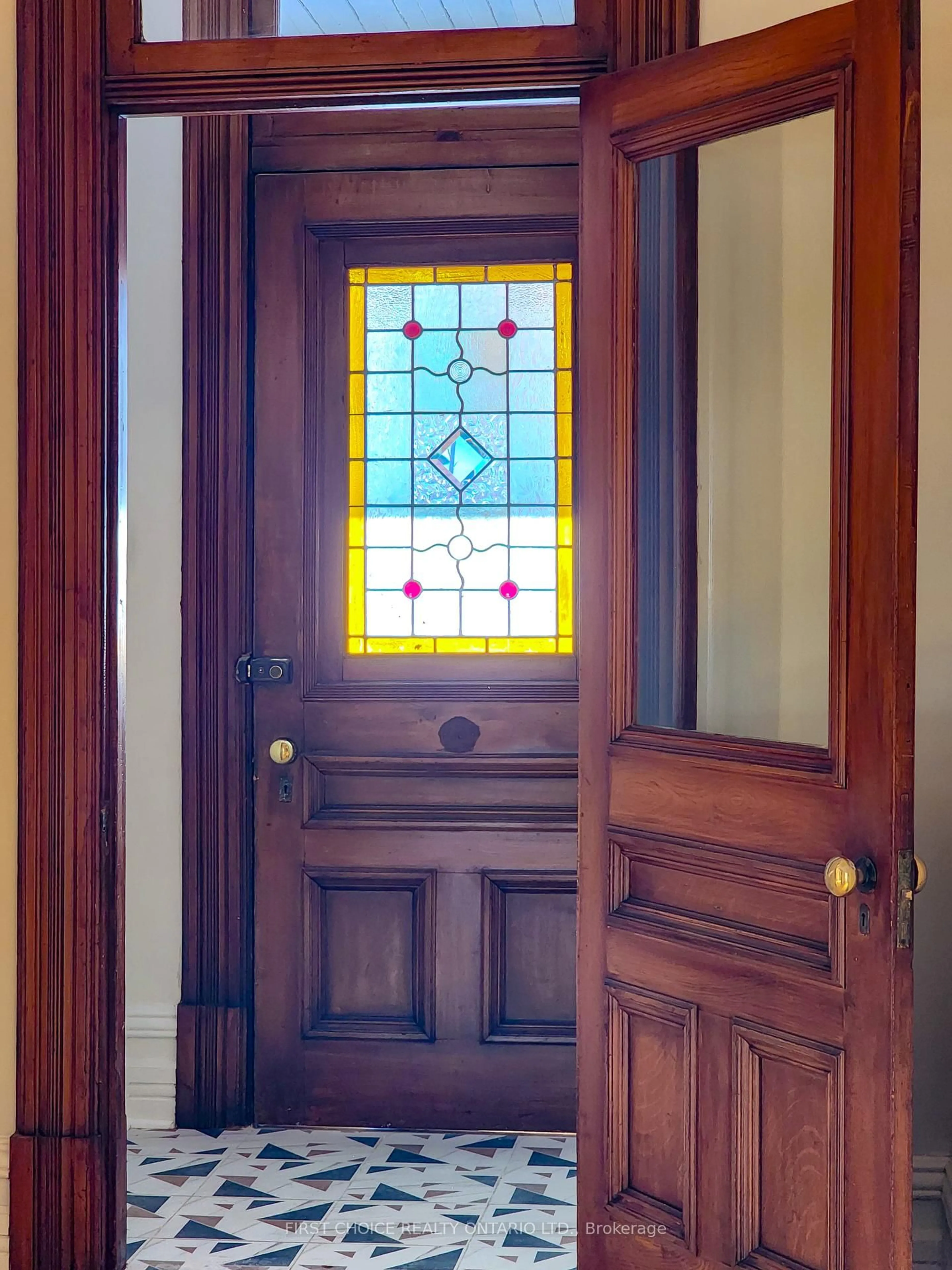 Indoor entryway for 27 Third Ave, Ottawa Ontario K1S 2J7