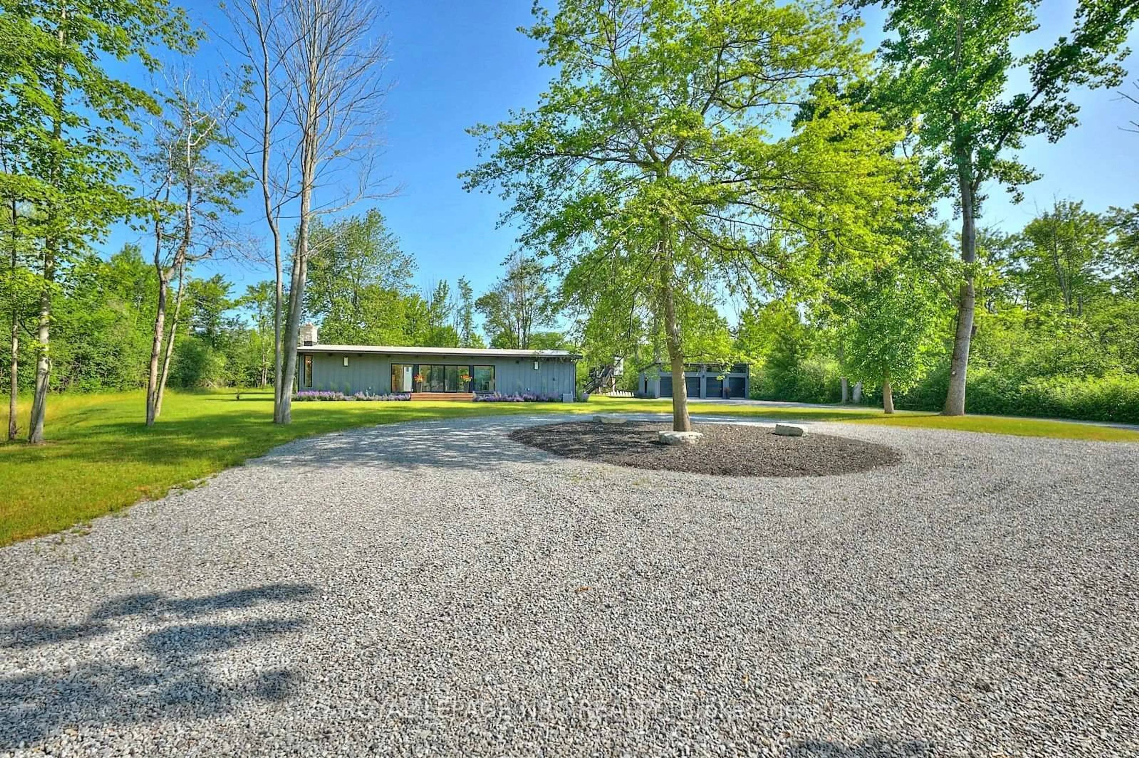 A pic from outside/outdoor area/front of a property/back of a property/a pic from drone, unknown for 1904 MacDonald Dr, Fort Erie Ontario L2A 5M4