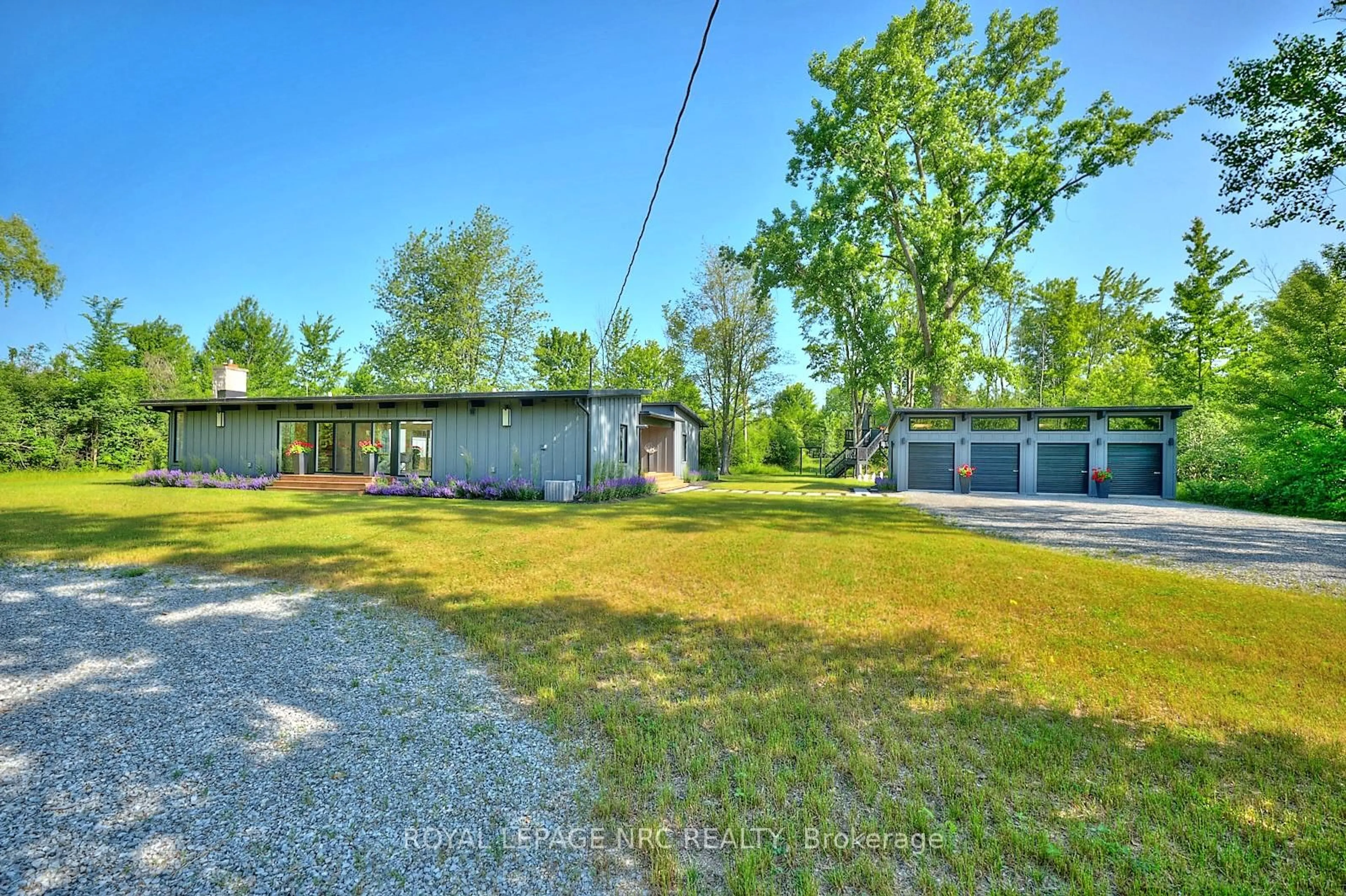 A pic from outside/outdoor area/front of a property/back of a property/a pic from drone, unknown for 1904 MacDonald Dr, Fort Erie Ontario L2A 5M4