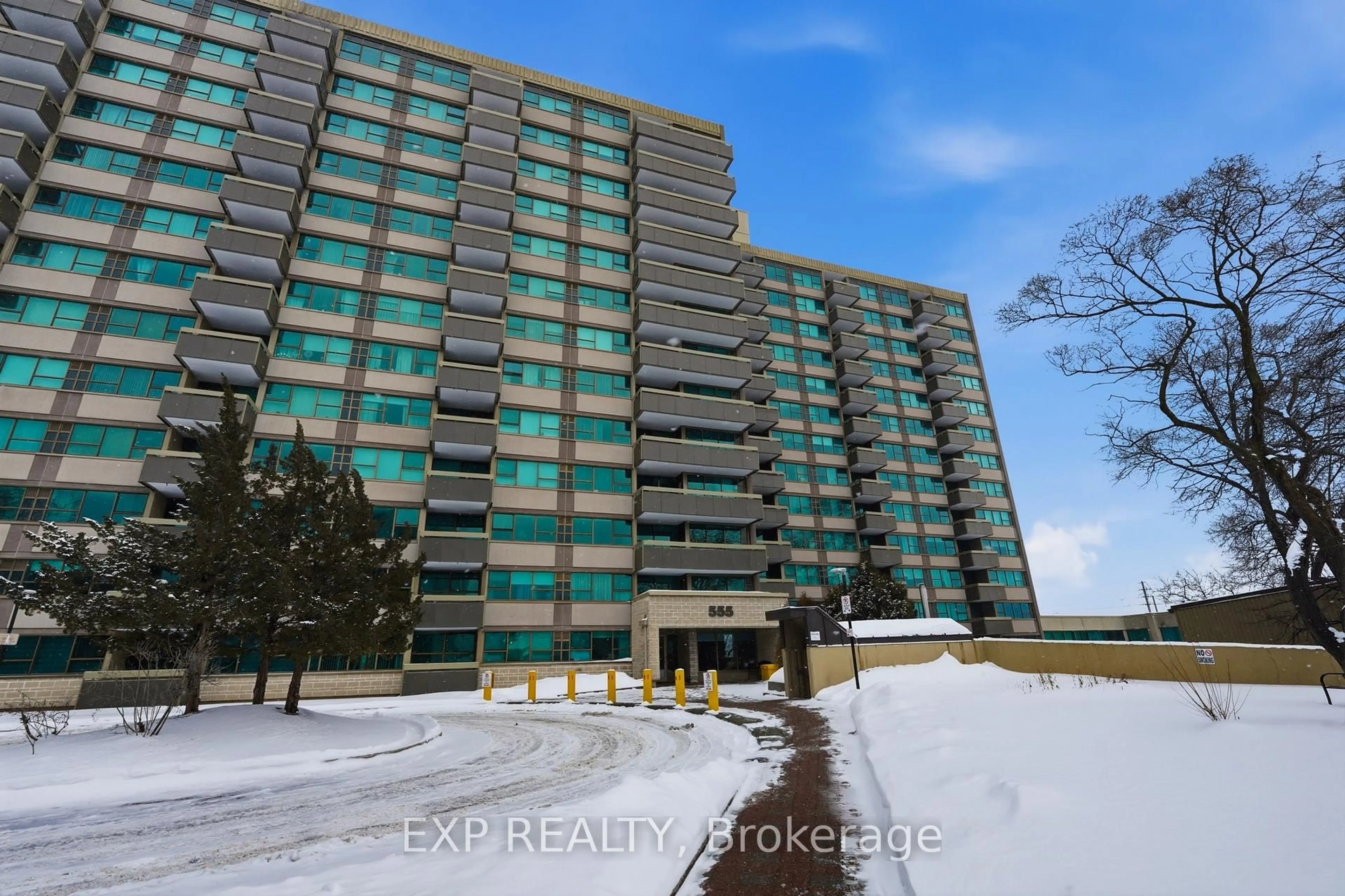 A pic from outside/outdoor area/front of a property/back of a property/a pic from drone, building for 555 Brittany Dr #1112, Ottawa Ontario K1K 4C5