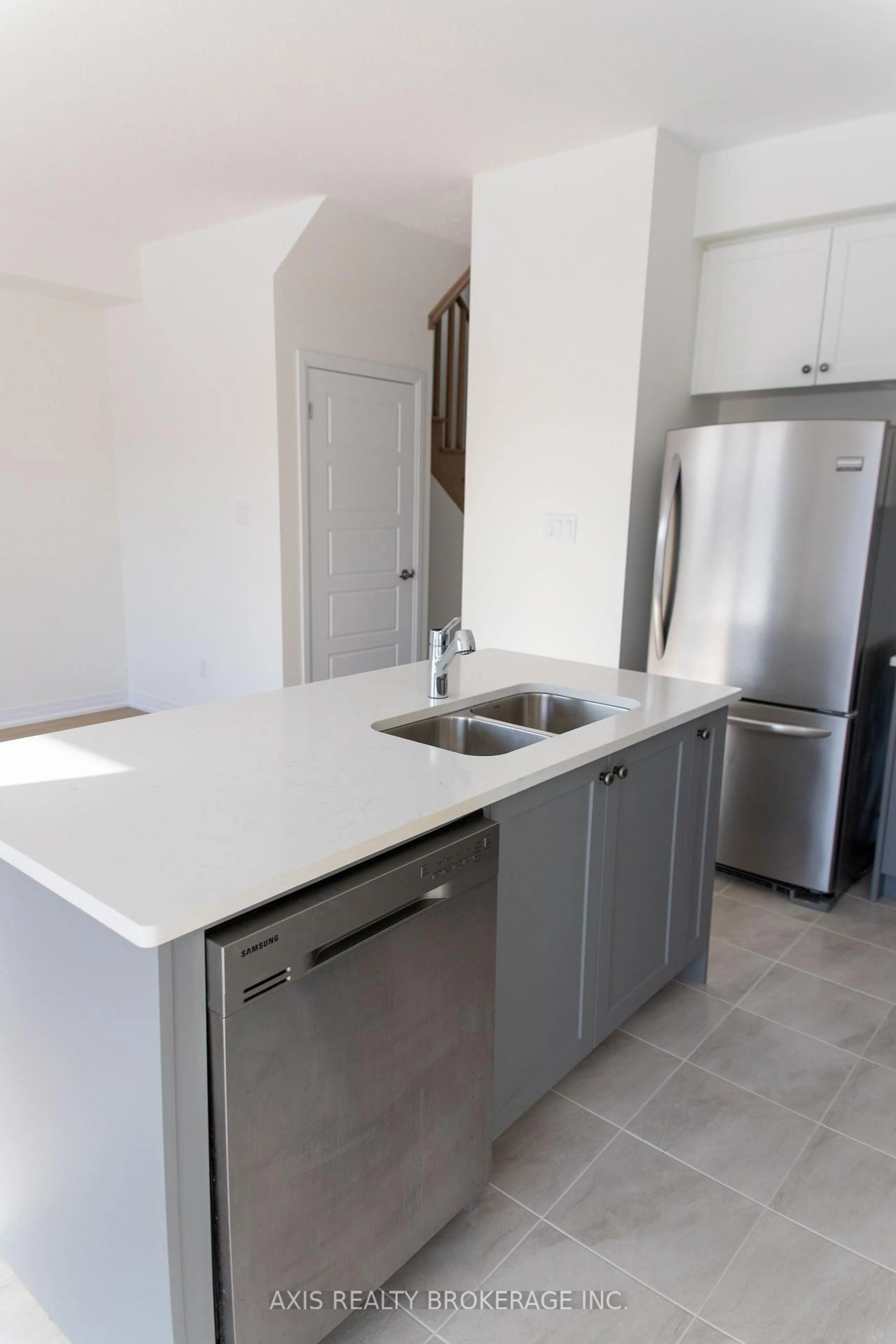 Standard kitchen, unknown for 45 Cresthaven Hts, Thorold Ontario L2V 0N8