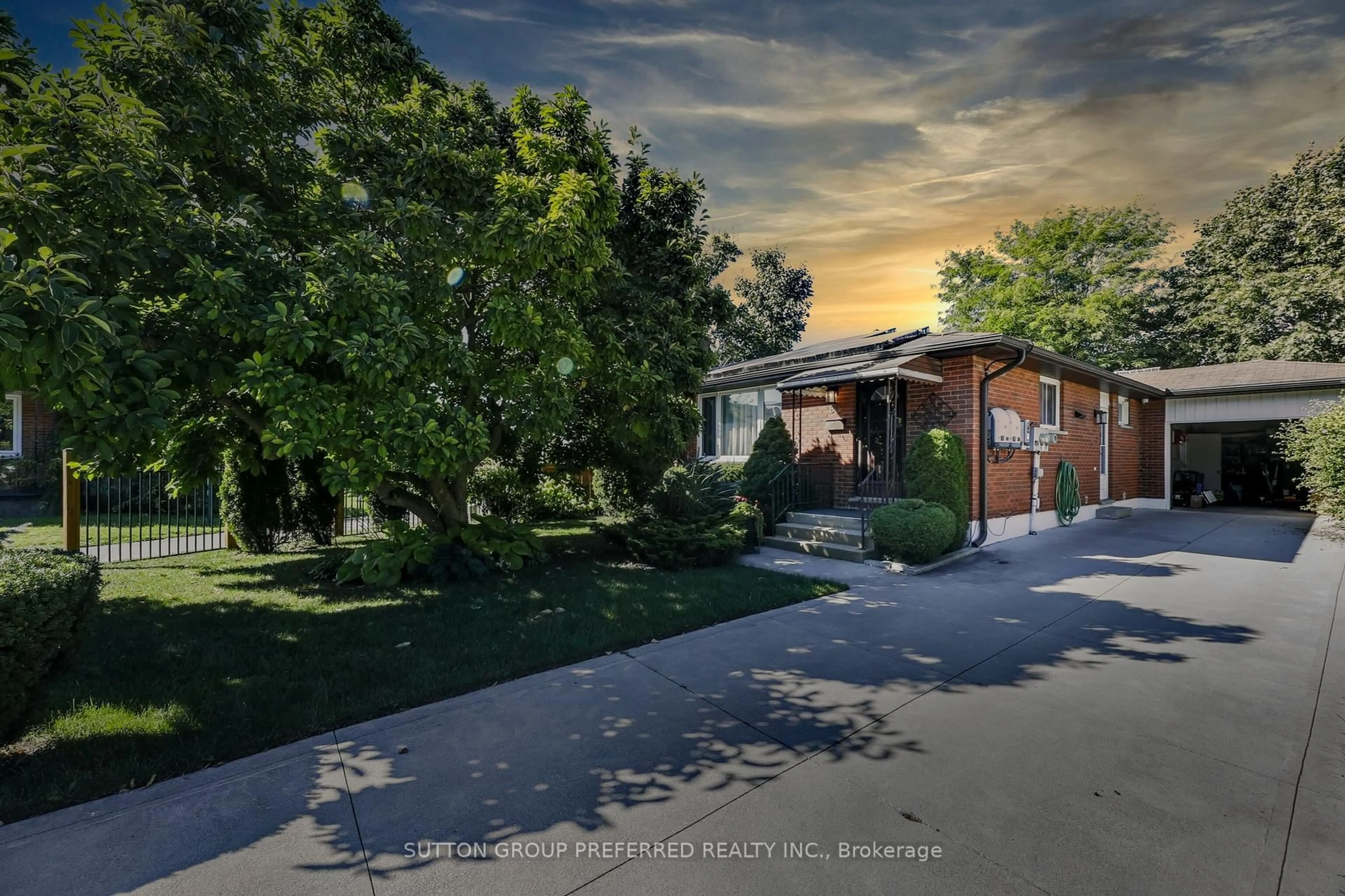 A pic from outside/outdoor area/front of a property/back of a property/a pic from drone, street for 82 Lacey Cres, London South Ontario N6E 2E7