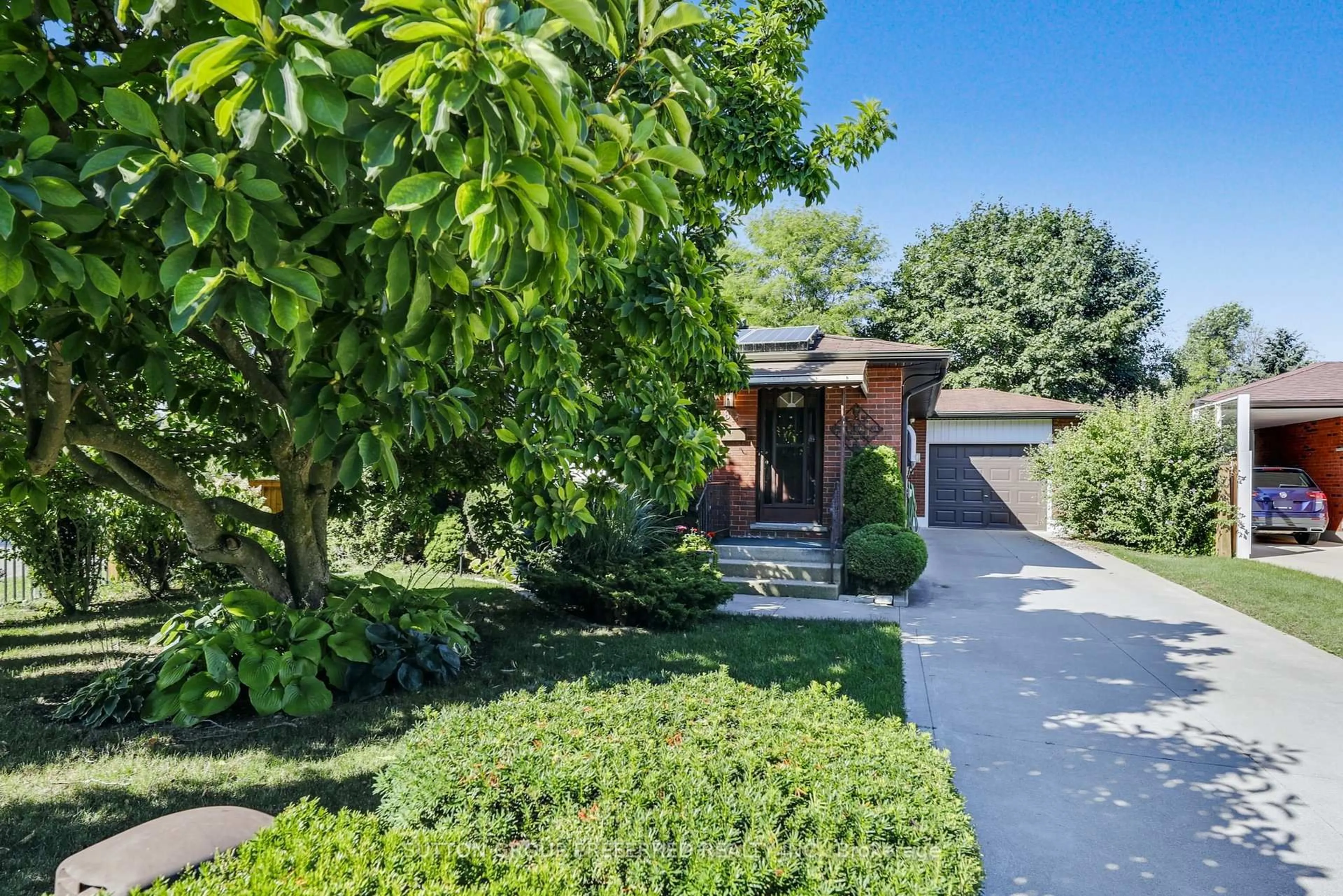 A pic from outside/outdoor area/front of a property/back of a property/a pic from drone, street for 82 Lacey Cres, London South Ontario N6E 2E7