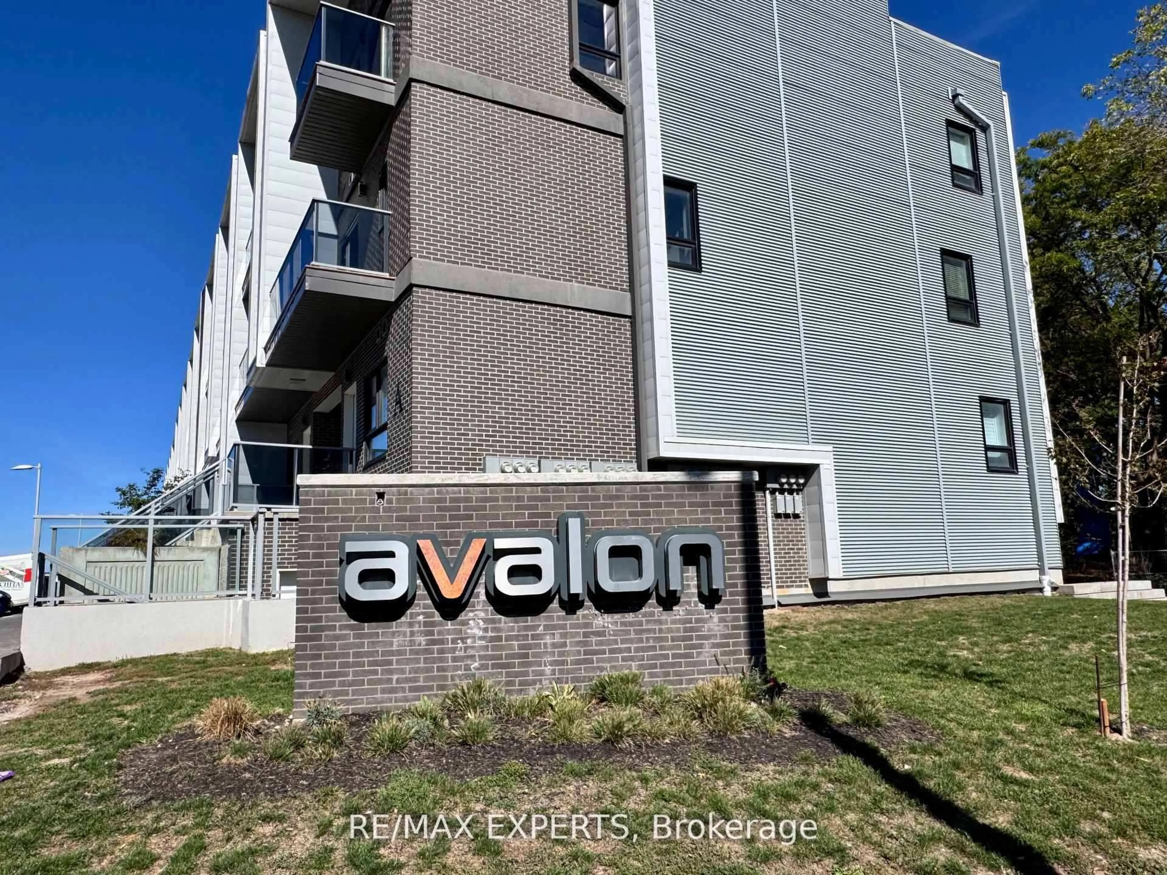 Indoor foyer for 1430 Highland Rd #33A, Kitchener Ontario N2N 0C3