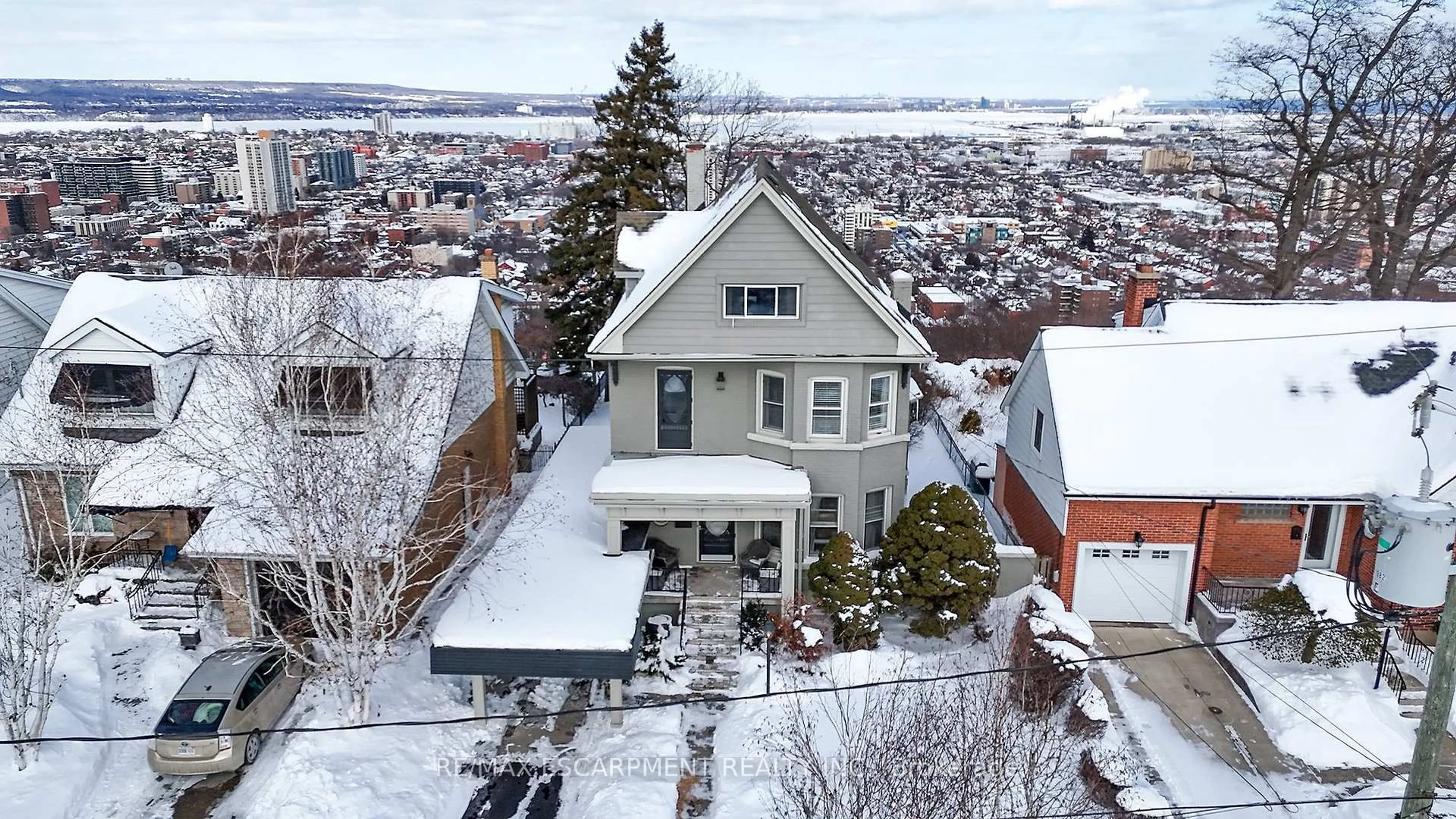 A pic from outside/outdoor area/front of a property/back of a property/a pic from drone, street for 47 Mountain Park Ave, Hamilton Ontario L9A 1A1