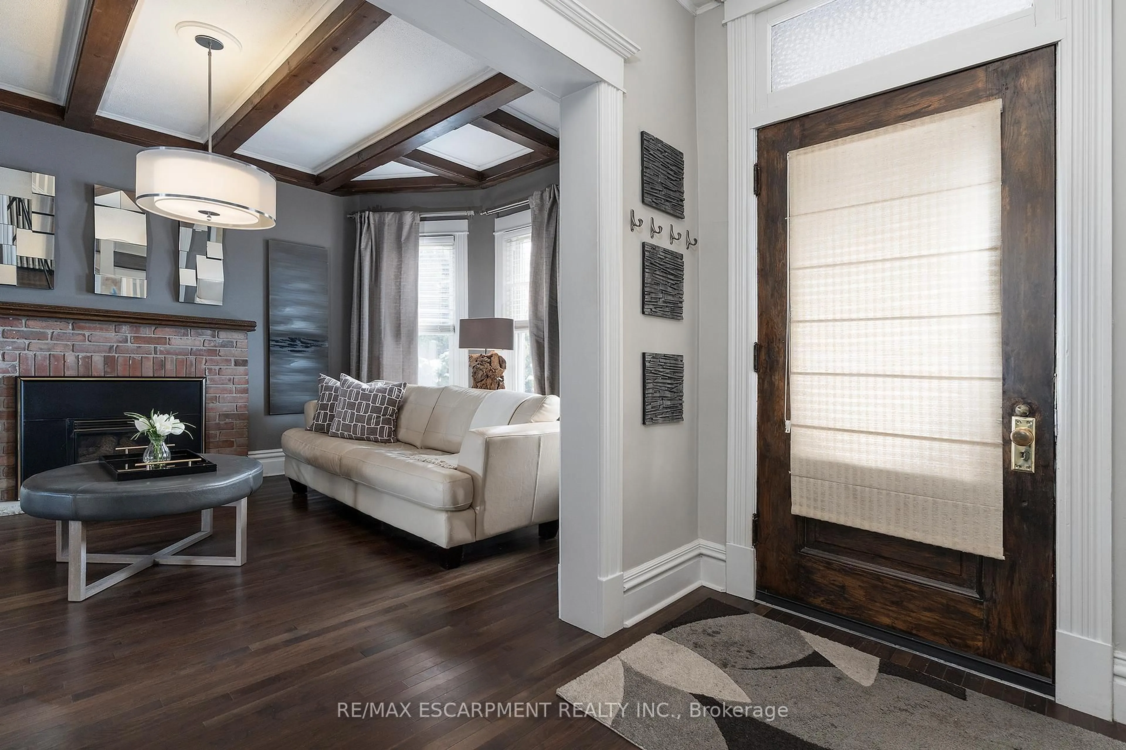 Indoor entryway for 47 Mountain Park Ave, Hamilton Ontario L9A 1A1