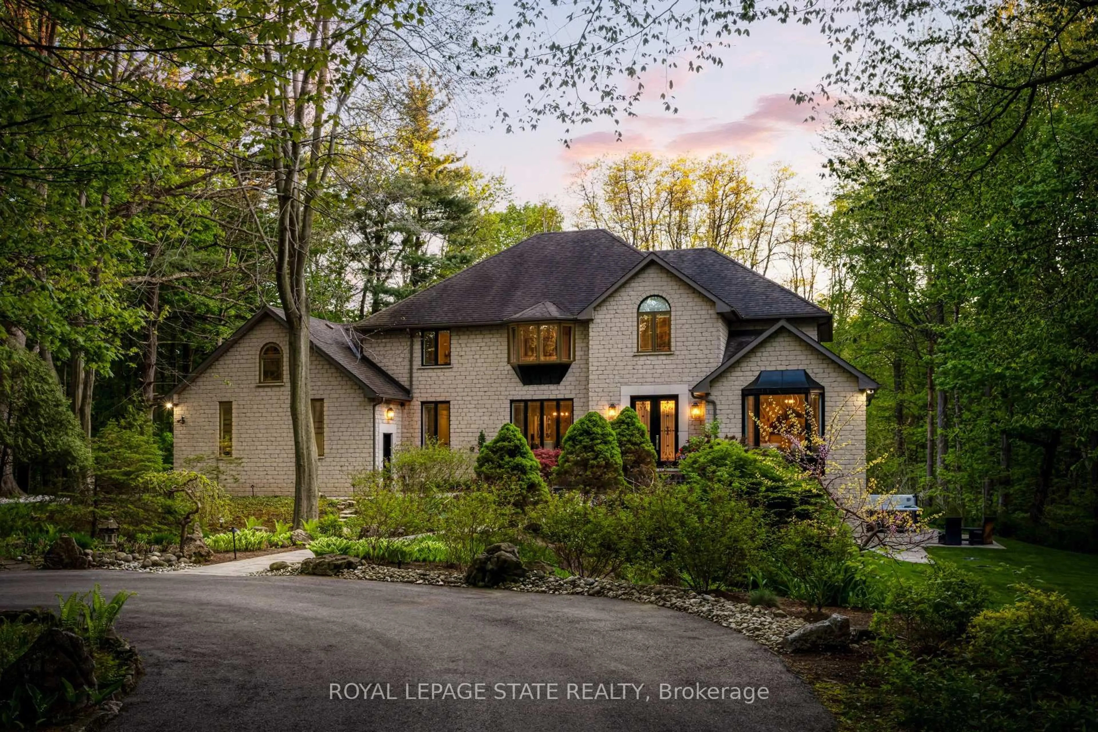 A pic from outside/outdoor area/front of a property/back of a property/a pic from drone, street for 18 Elder Cres, Hamilton Ontario L0R 1R0
