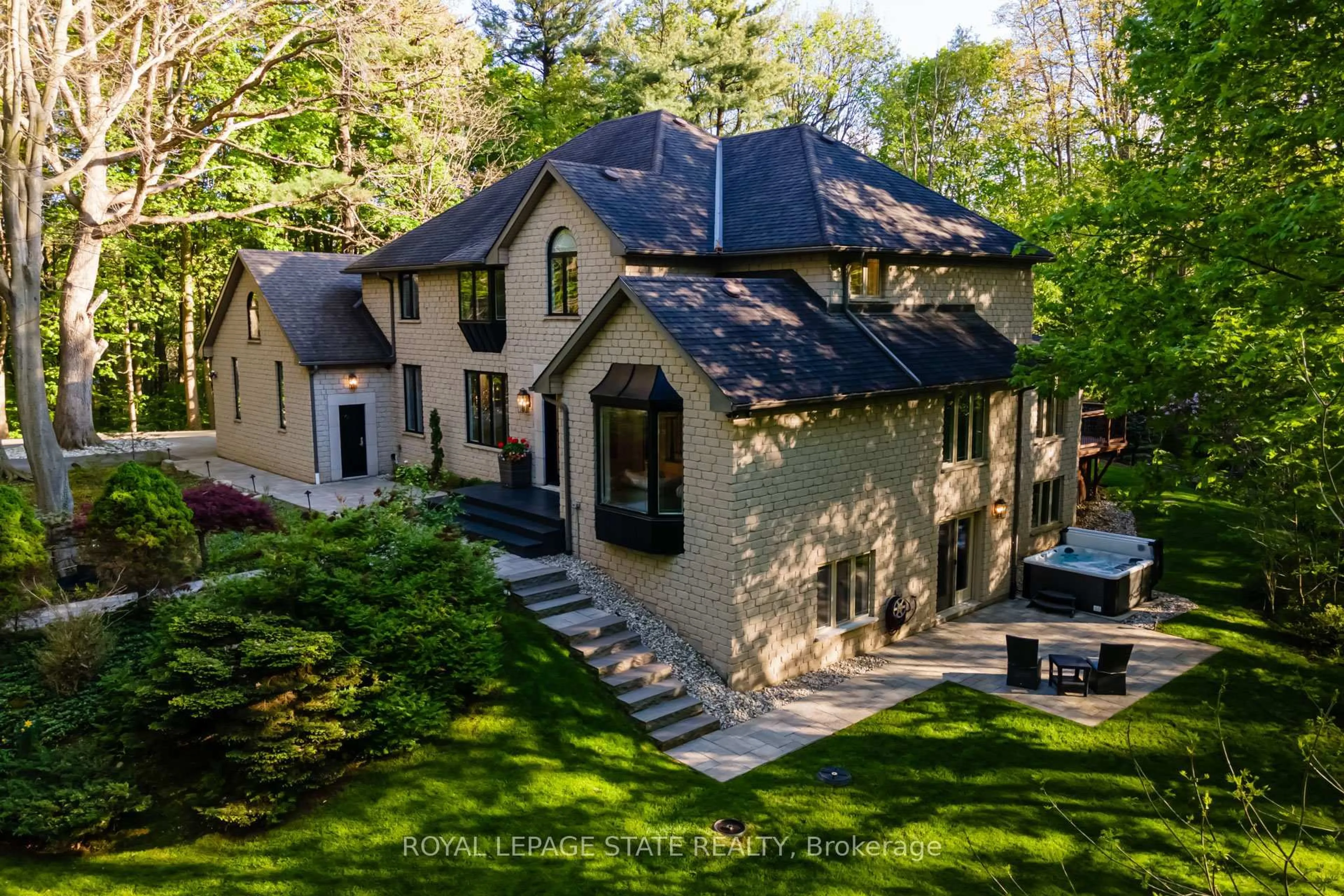 A pic from outside/outdoor area/front of a property/back of a property/a pic from drone, street for 18 Elder Cres, Hamilton Ontario L0R 1R0