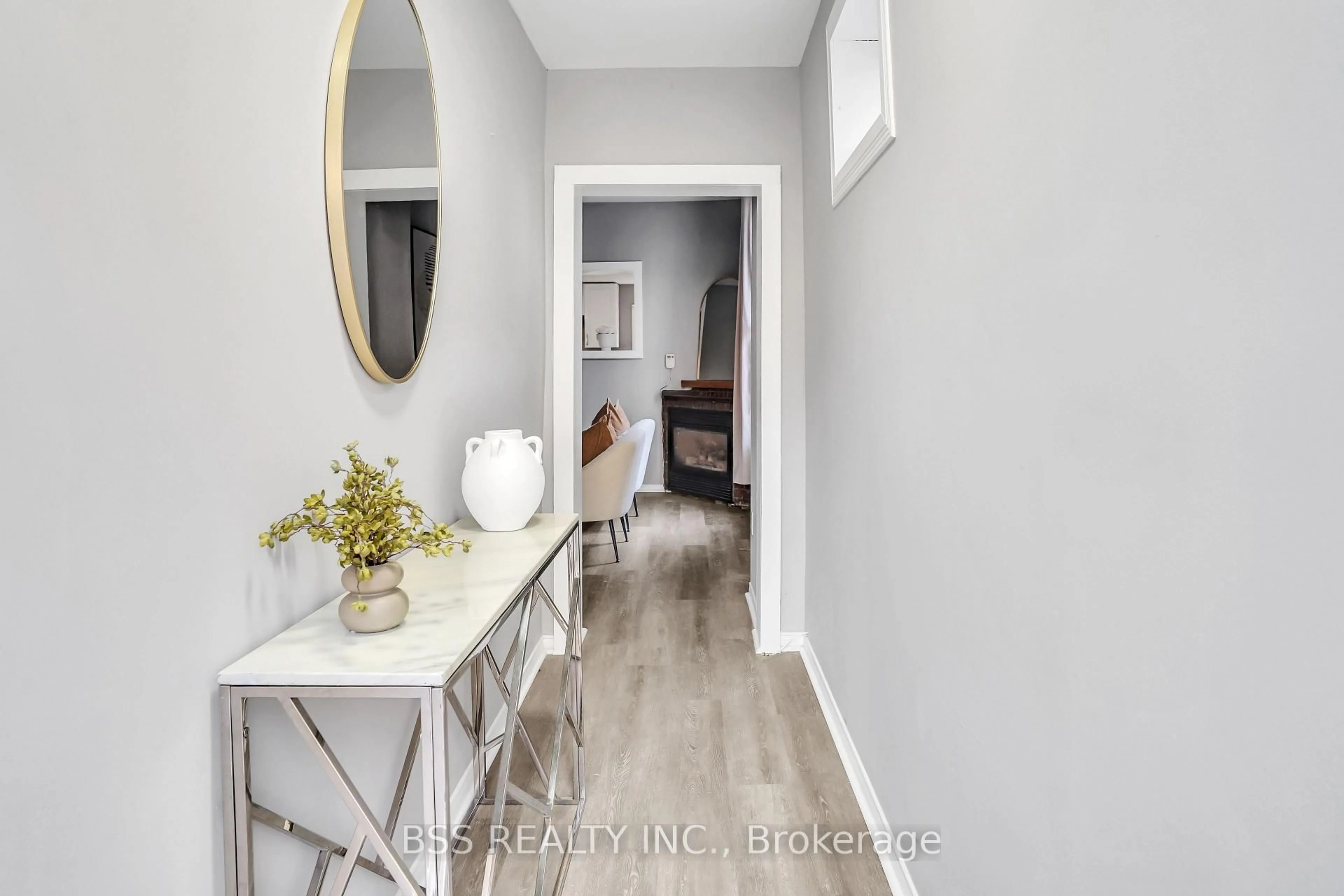 Indoor entryway for 297 Sherbrooke St, Peterborough Ontario K9J 2N7