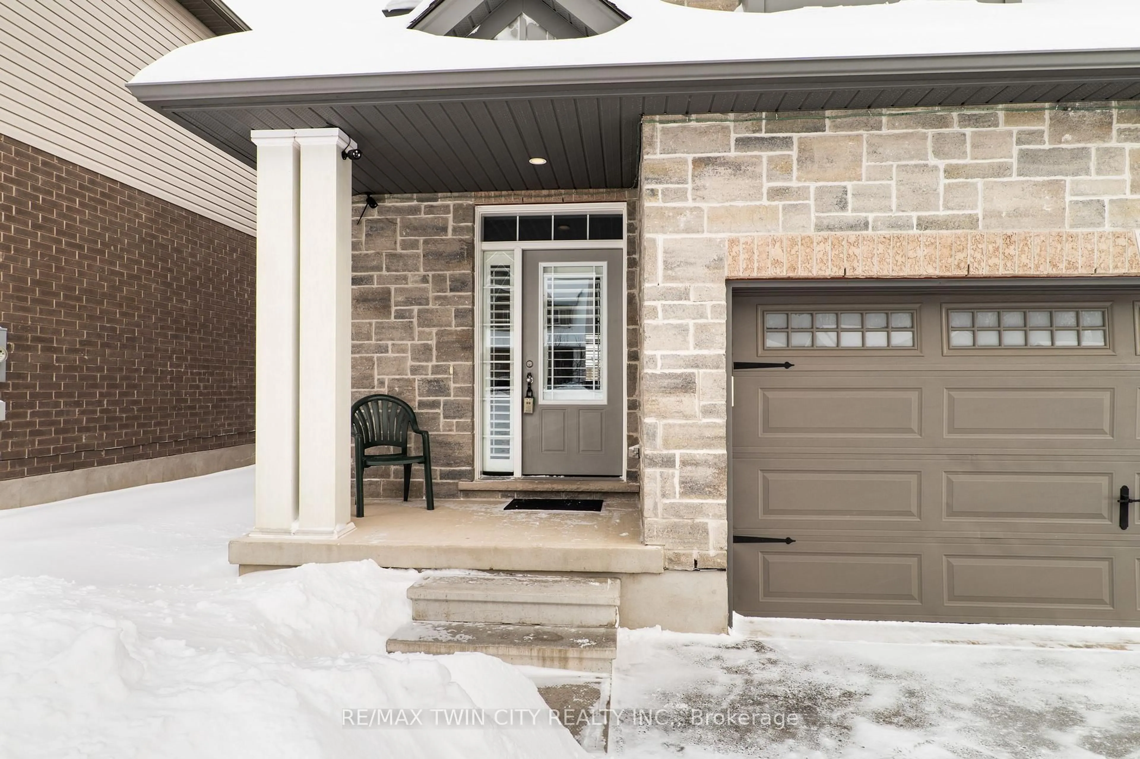 Indoor entryway for 130 Elmbank Tr, Kitchener Ontario N2R 0H2