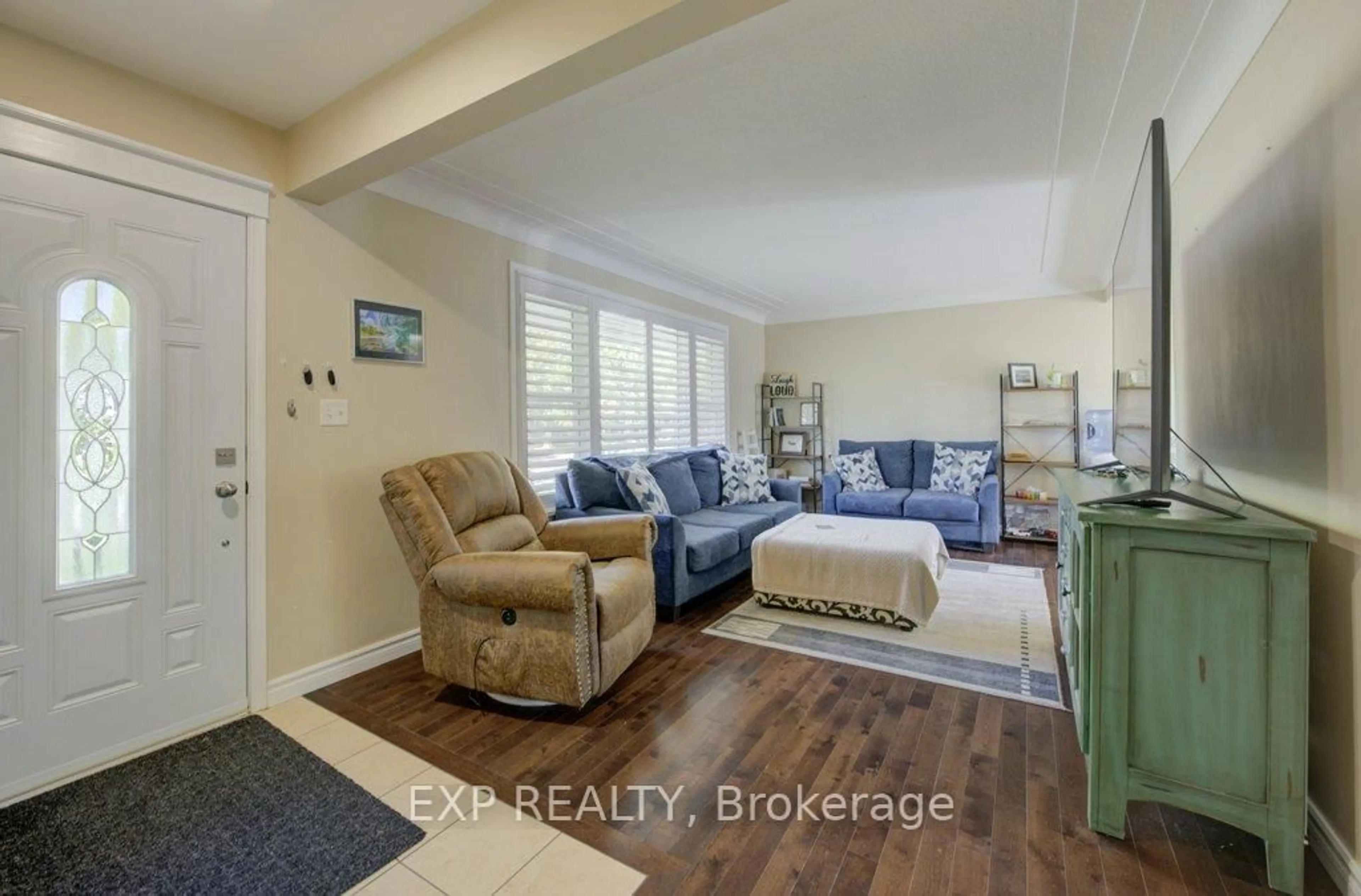 Living room with furniture, unknown for 8568 Champlain Dr, Niagara Falls Ontario L2G 6Y6