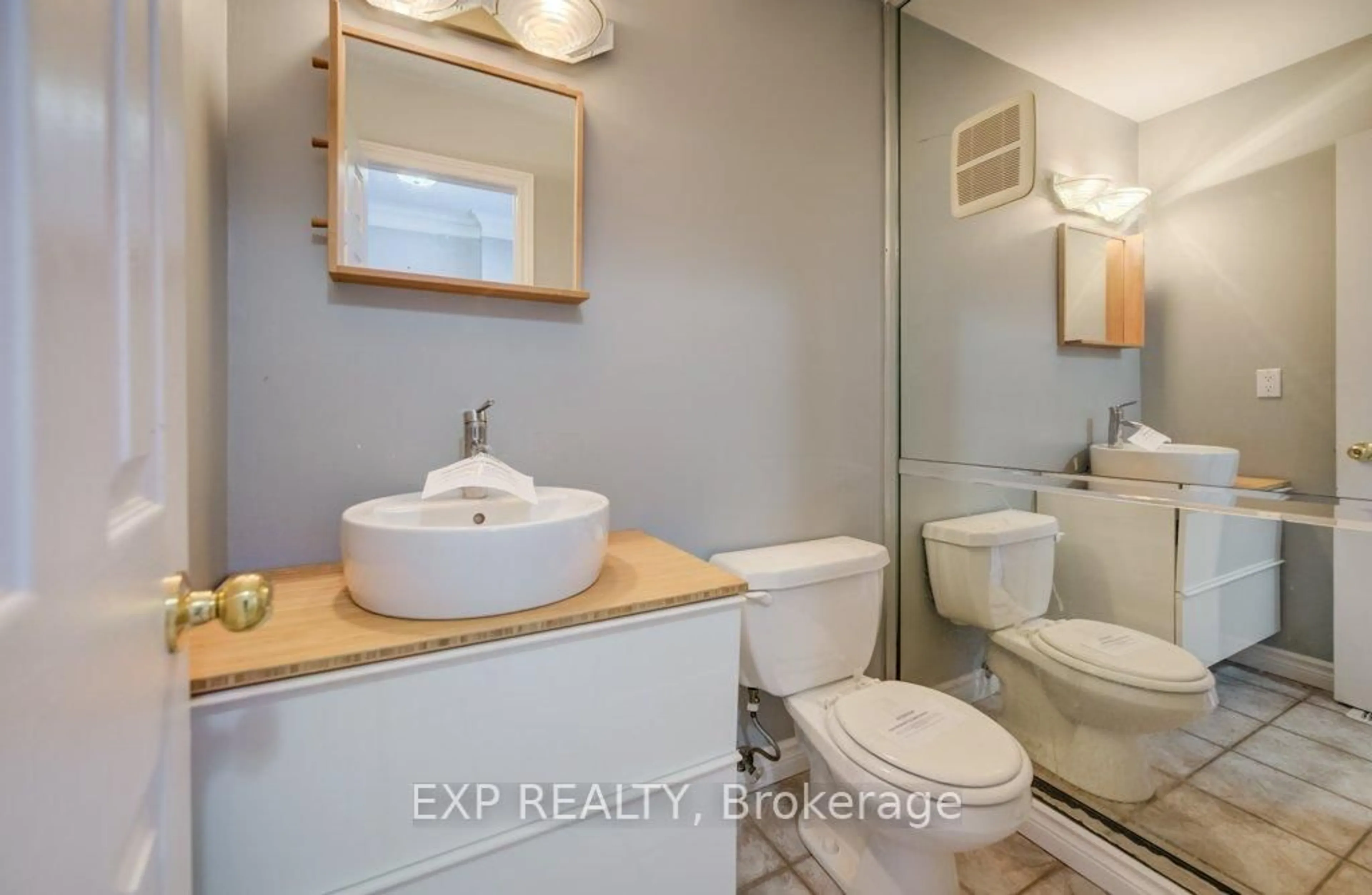 Standard bathroom, ceramic/tile floor for 54 Nicklaus Dr, Hamilton Ontario L8K 6H3