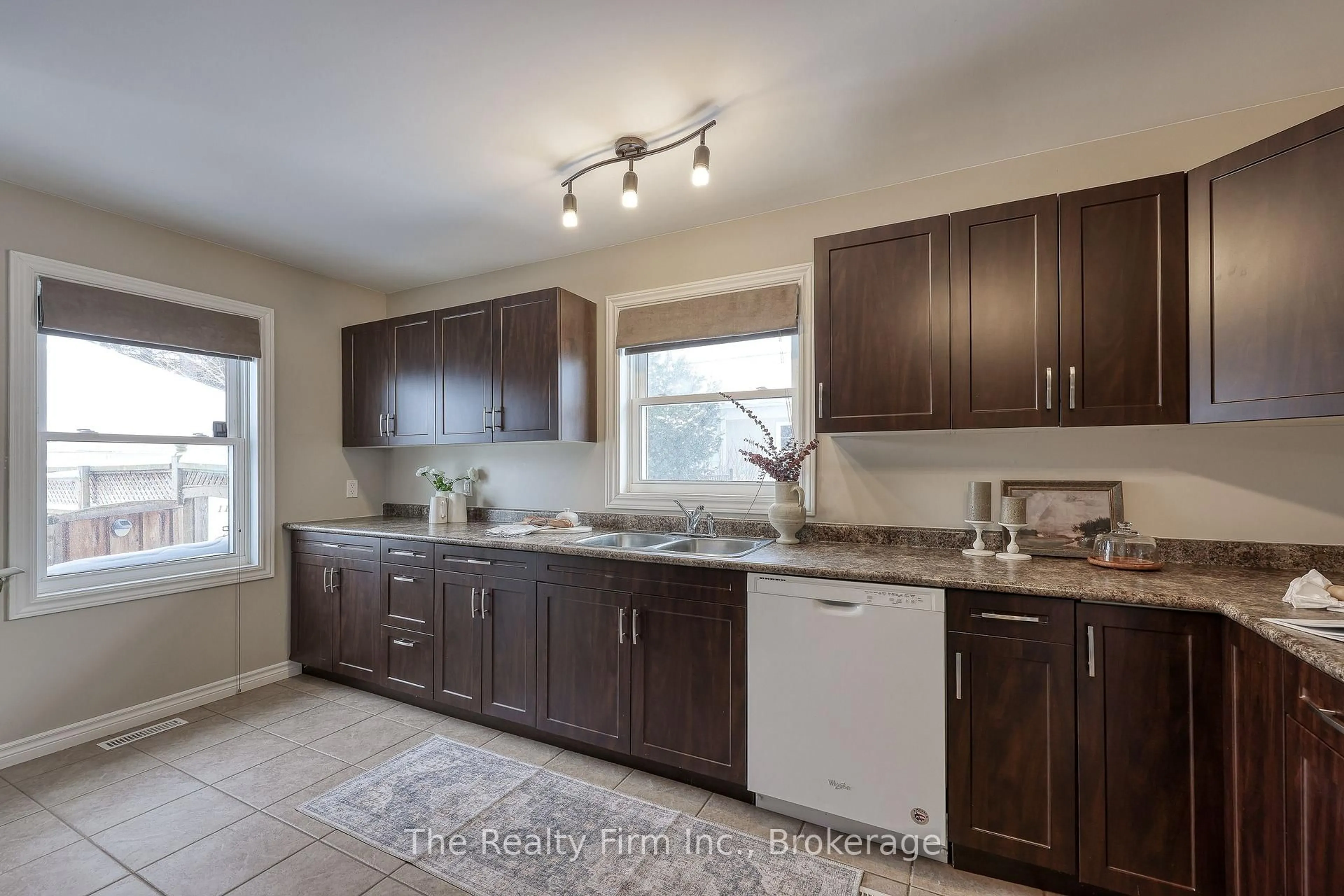 Standard kitchen, ceramic/tile floor for 112 Sydenham St, Woodstock Ontario N4S 7B5