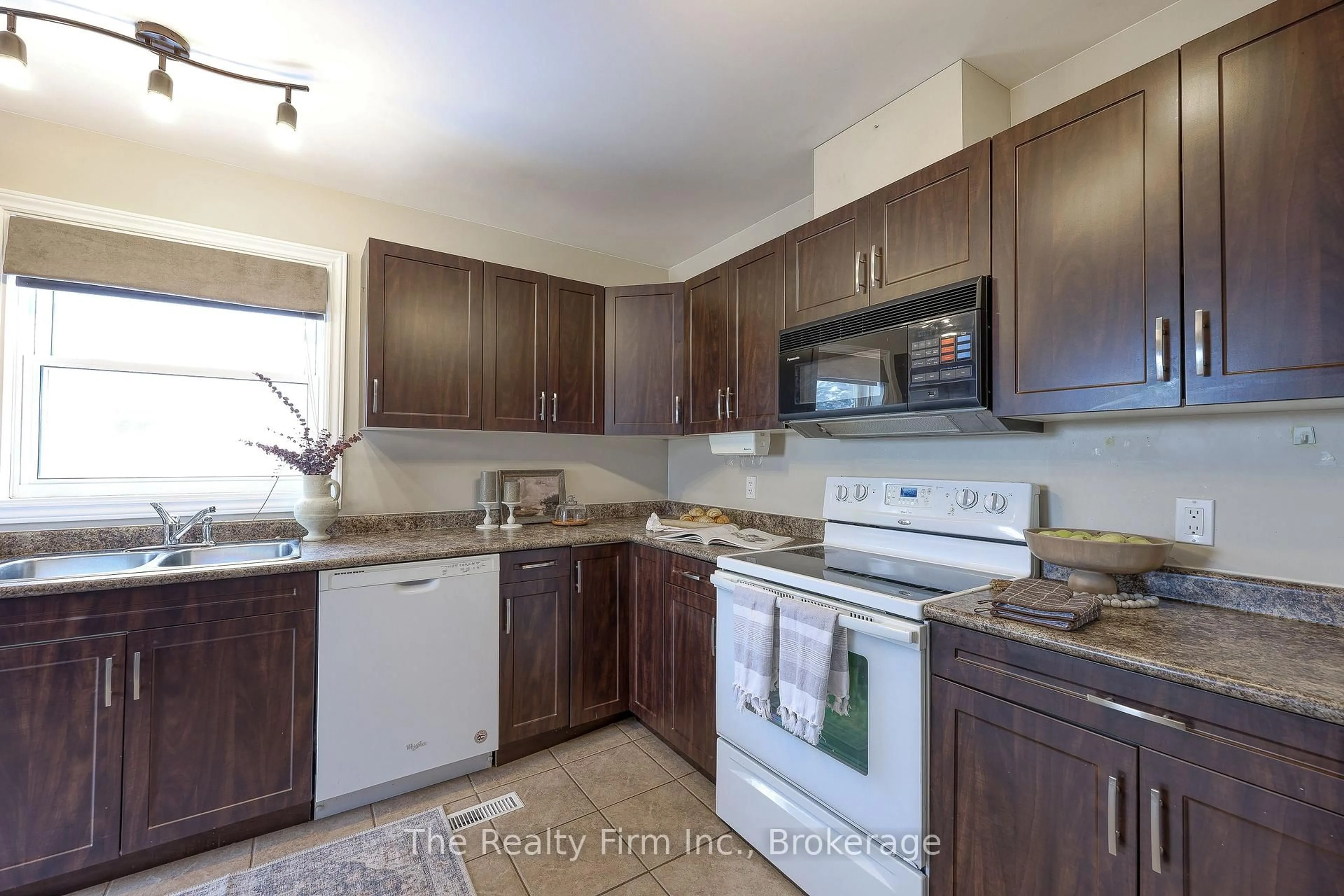 Standard kitchen, unknown for 112 Sydenham St, Woodstock Ontario N4S 7B5