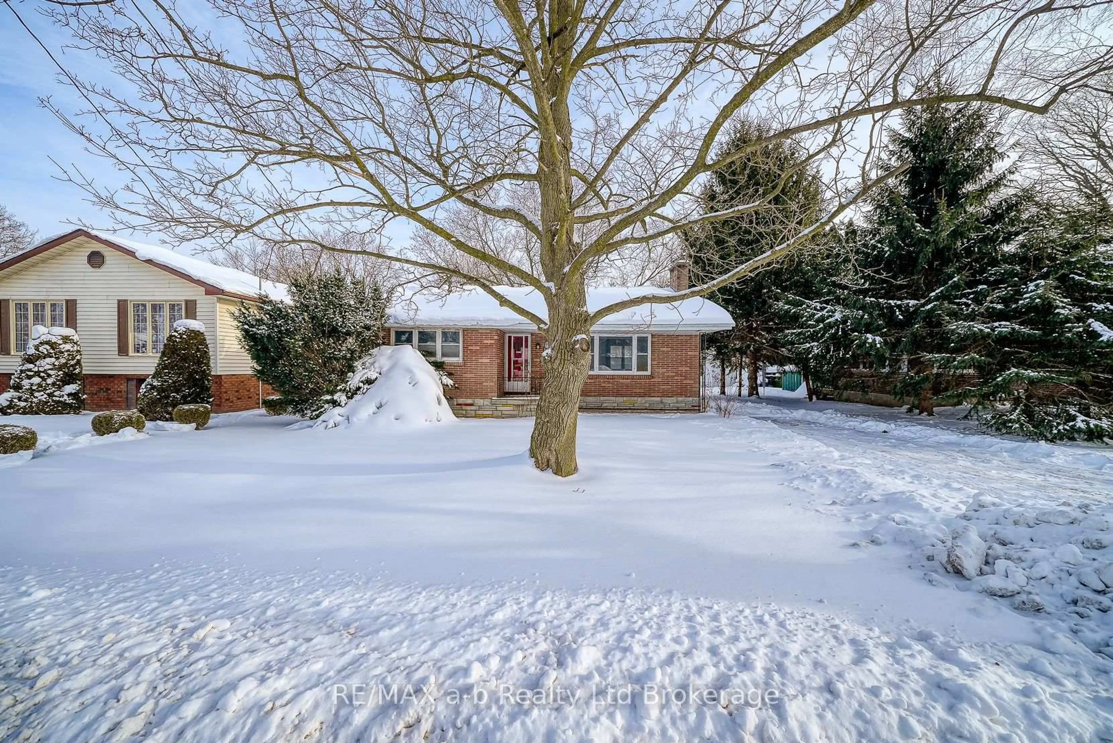 A pic from outside/outdoor area/front of a property/back of a property/a pic from drone, street for 387 Wellington St, Ingersoll Ontario N5C 3L6