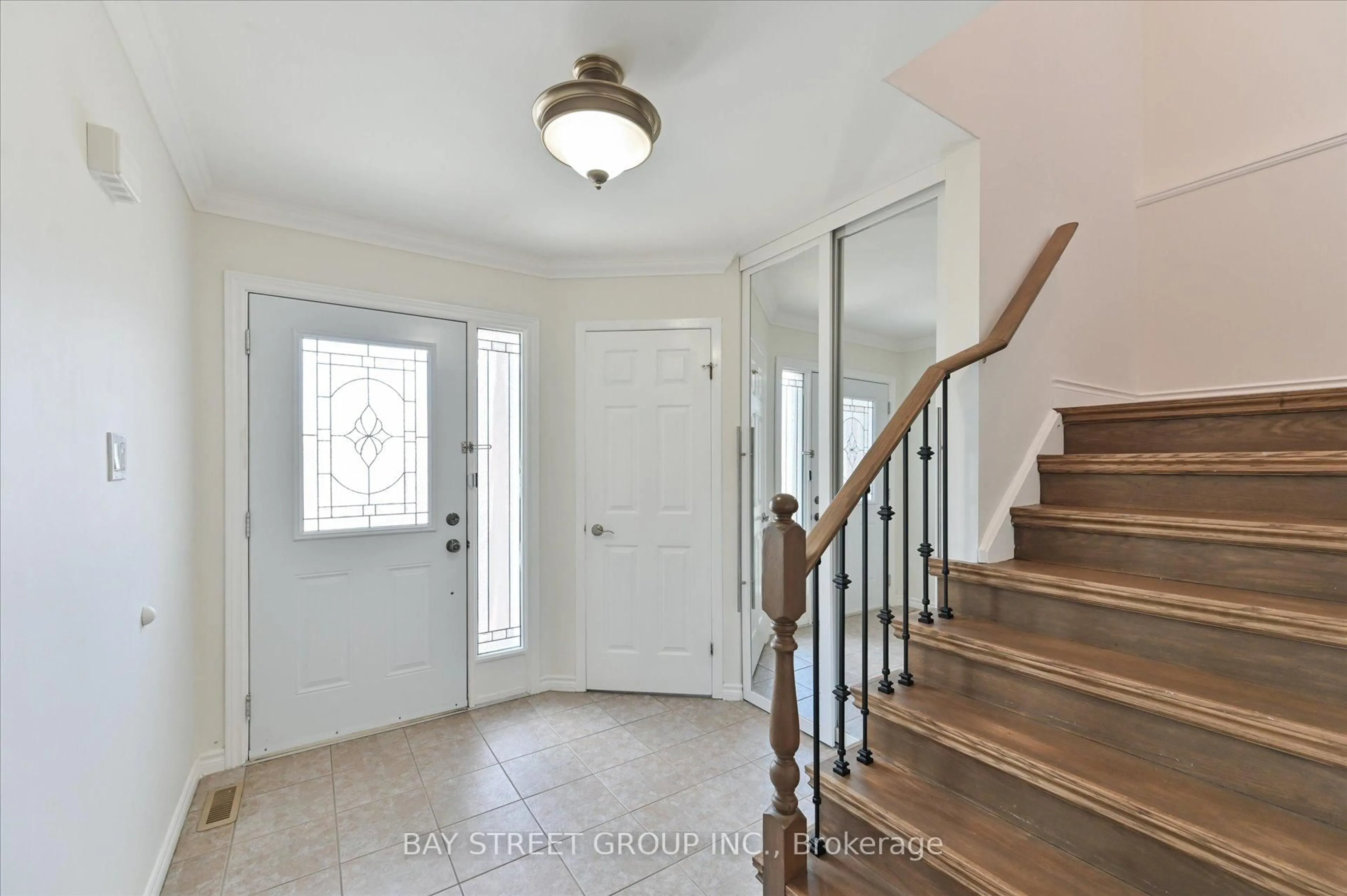 Indoor entryway for 378 East 24th St, Hamilton Ontario L8V 4V2