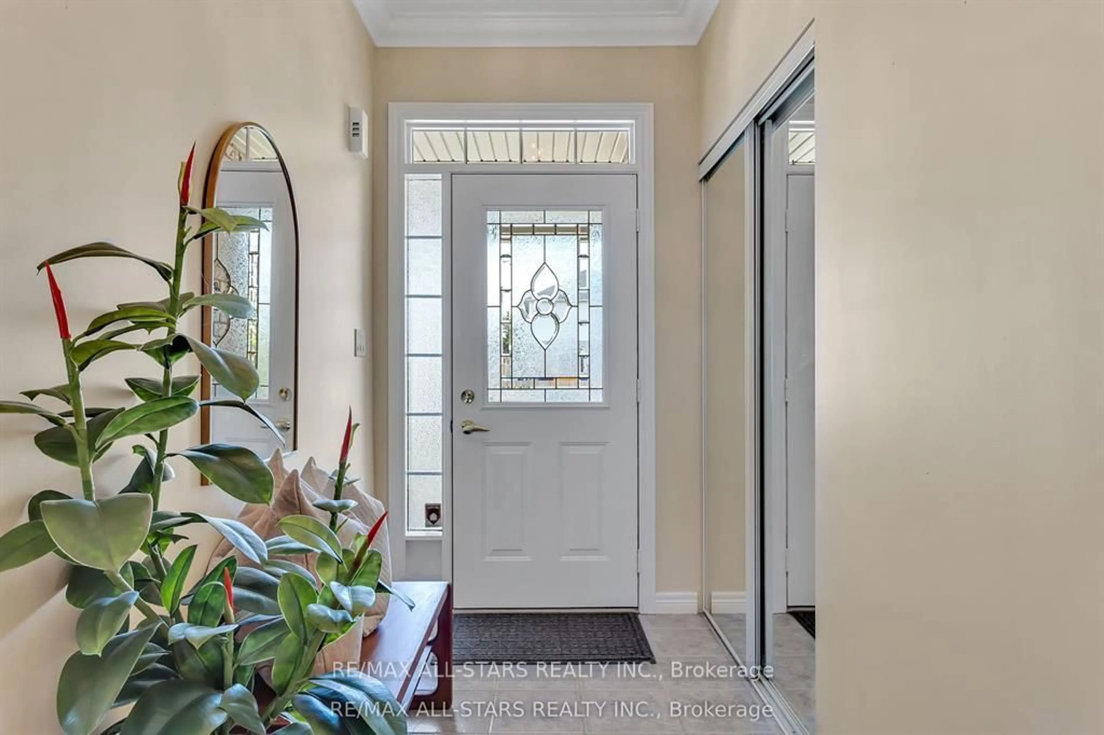 Indoor entryway for 25 Sylvester Dr, Kawartha Lakes Ontario K9V 6E7