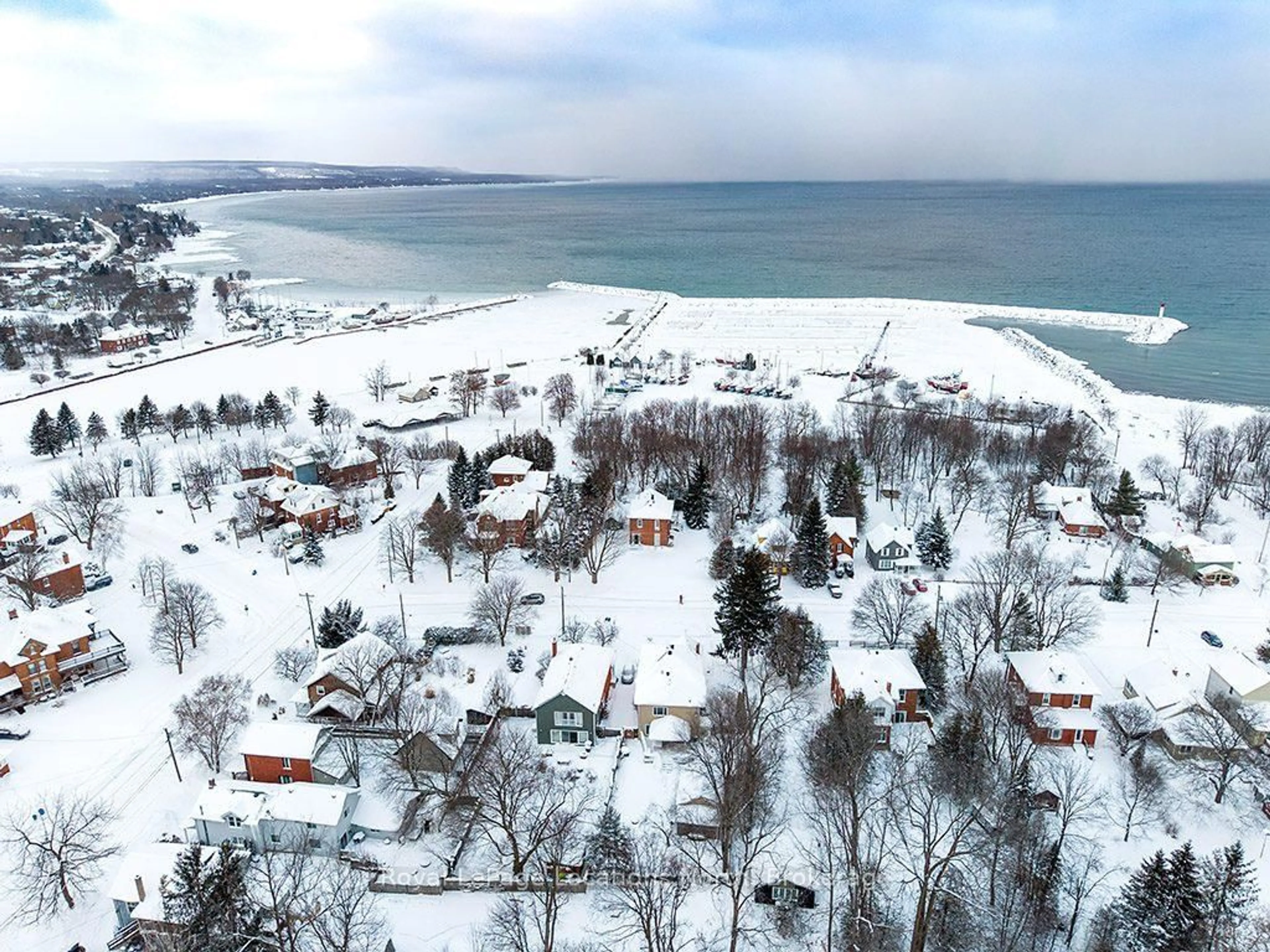 A pic from outside/outdoor area/front of a property/back of a property/a pic from drone, water/lake/river/ocean view for 91 BRIDGE St, Meaford Ontario N4L 1B8