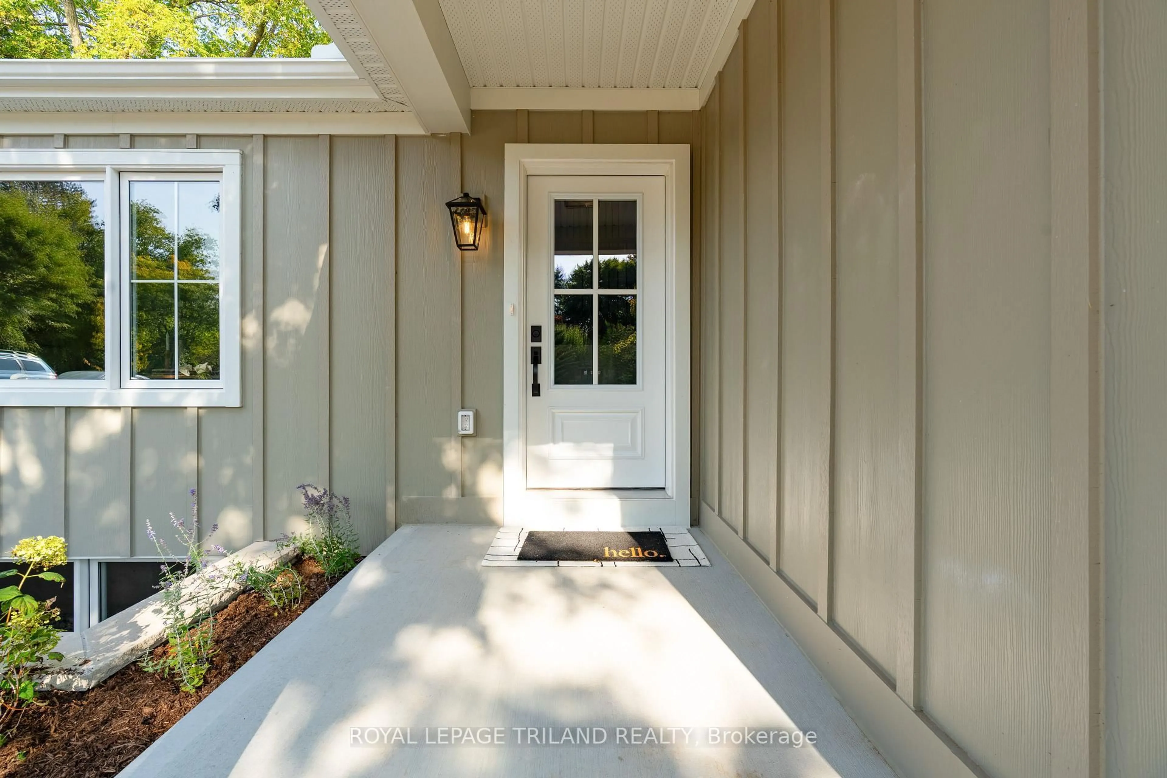 Indoor entryway for 520 Canterbury Rd, London North Ontario N6H 4R7