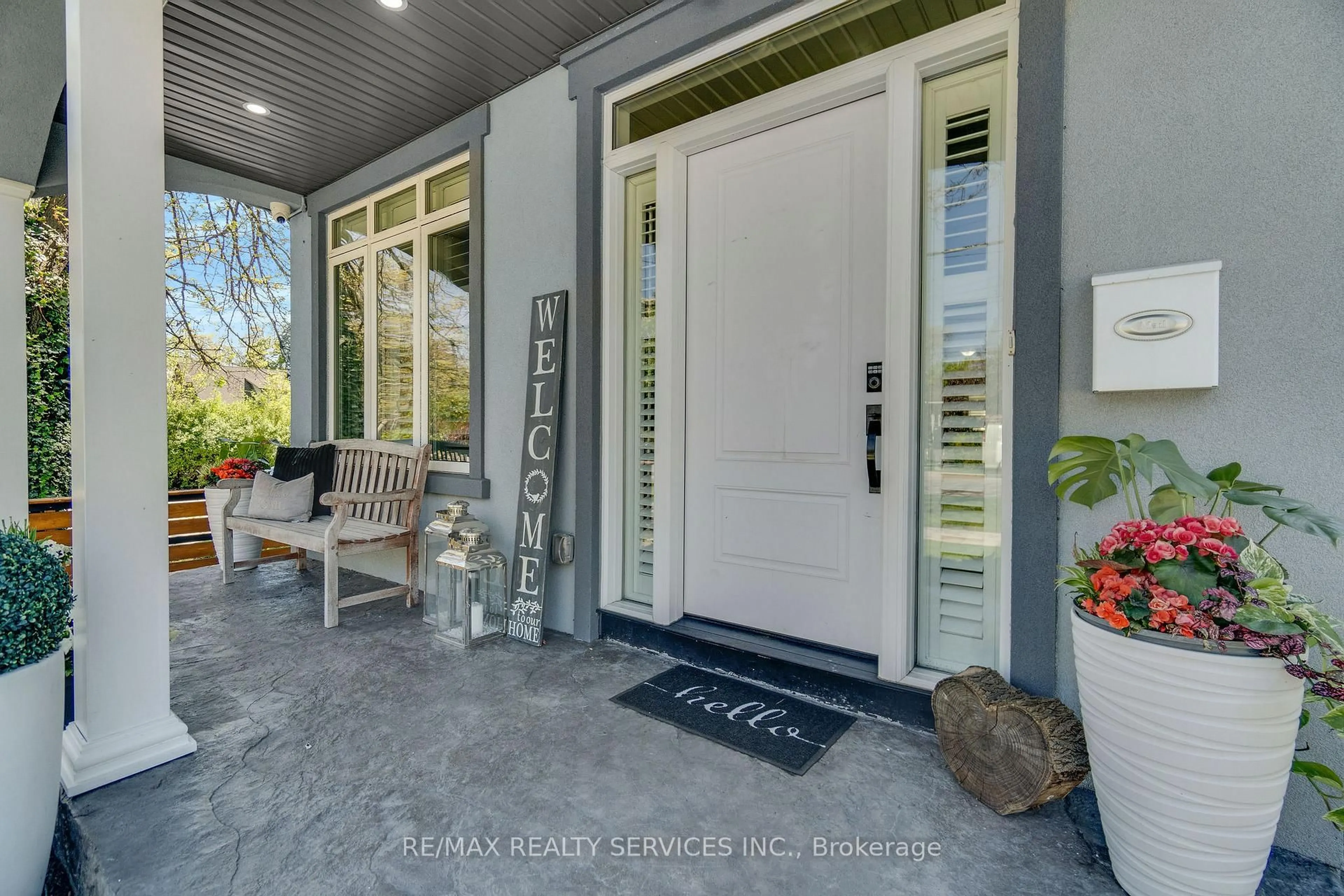 Indoor entryway for 958 Beach Blvd, Hamilton Ontario L8H 6Z4