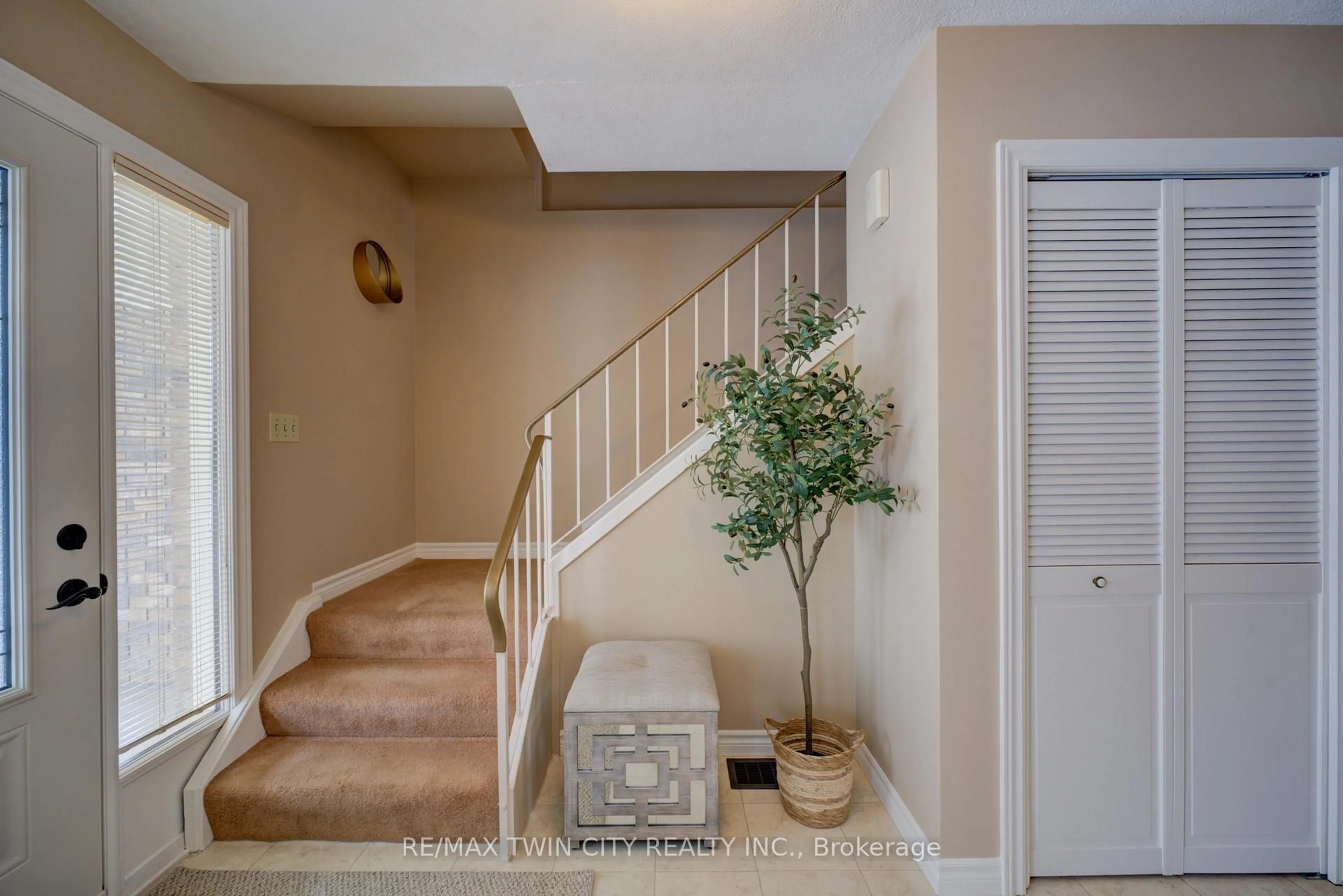 Indoor entryway for 8 Wildflower Lane, Brantford Ontario N3R 6B4